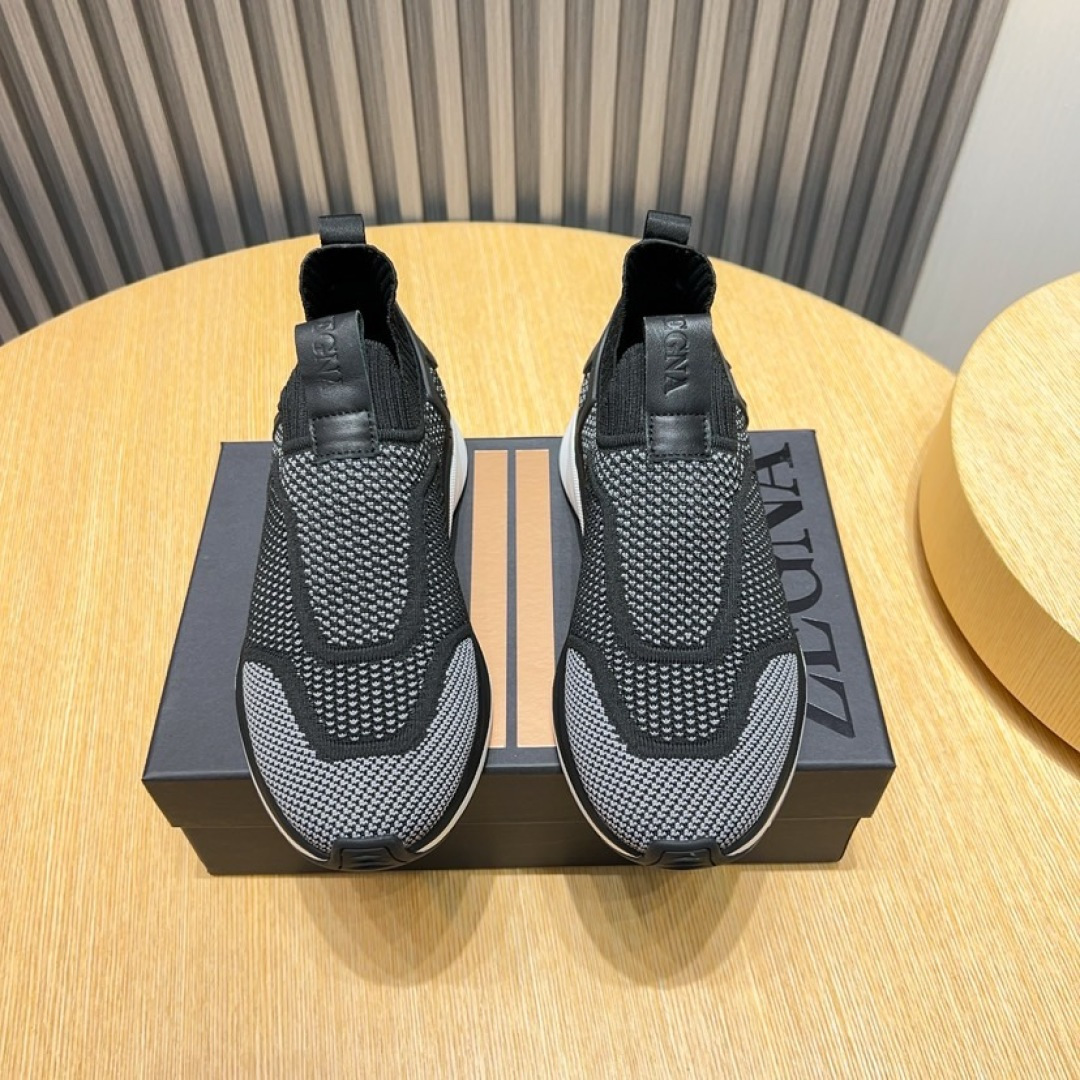 NO:277979,Factory [Zegna Zegna] counter classic casual shoes, winning the world-recognized top brand with details and creativity, and the details highlight the traditional hand-made sewing. The must-have item for successful men is made of soft original special fly weaving. The top-layer sheepskin footbed is soft and tough, and the very light foam combination is embellished with double stripes logo sport details, reinterpreting the original outsole of the iconic shoe with an ultra-light structure, with sizes of 38--44, zegna, sheepskin19860909工厂【Zegna杰尼亚】专柜经典休闲鞋,以细节和创造力赢得世界公认的顶级品牌,细节彰显出传统的手工缝迹.成功男士必备单品以柔软原版特制飞织打造鞋面.头层羊皮垫脚,柔软而有韧性,非常轻盈的发泡组合底上点缀双条纹 logo 运动细节,以超轻结构重新诠释标志性鞋款原厂大底,码数38--44,,zegna,sheepskin,Men's shoes