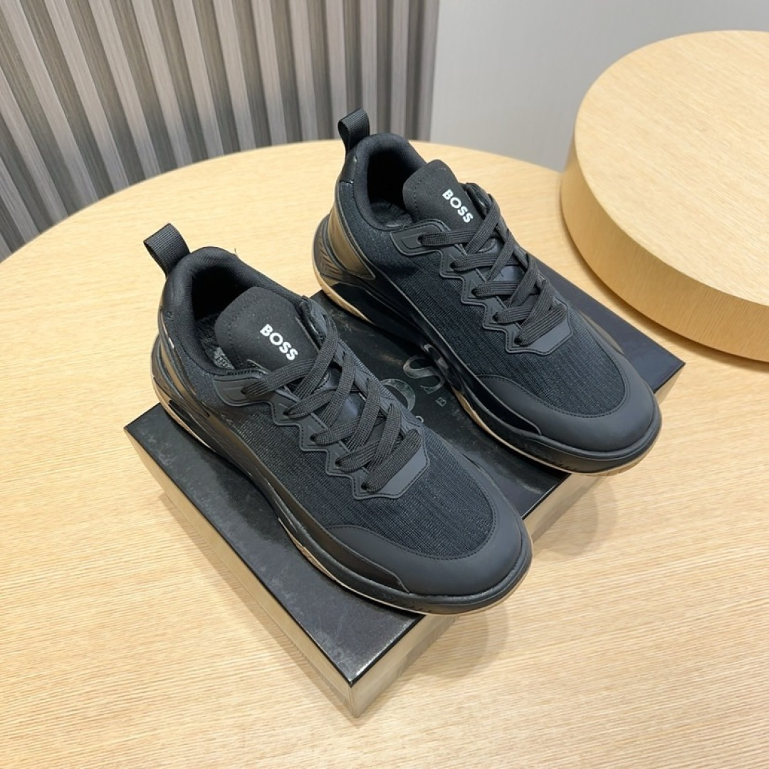 NO:284148,Factory [BOSS] new men's sports shoes. The new model of a well-known sports brand is grandly launched. It is shipped with a luxurious and high-end design. The upper is made of original leather breathable fabric (sheepskin footbed) and lightweight rubber outsole. Light luxury style. The upper is breathable and not stuffy, simple and atmospheric, and the foot is comfortable and fashionable. Size38-44 (45 customized, no return or exchange, sneakers, sheepskin19860909工厂【BOSS】新款男仕运动鞋 知名运动品牌新款隆重上市 以奢华高端设计出货 鞋面选用原版皮革透气布料制成（羊皮垫脚） 轻质橡胶大底.轻奢风格,鞋面透气不闷脚,简约大气,上脚舒适富有潮流感.Size38-44（45定做不退换,,sneakers,sheepskin,Men's shoes