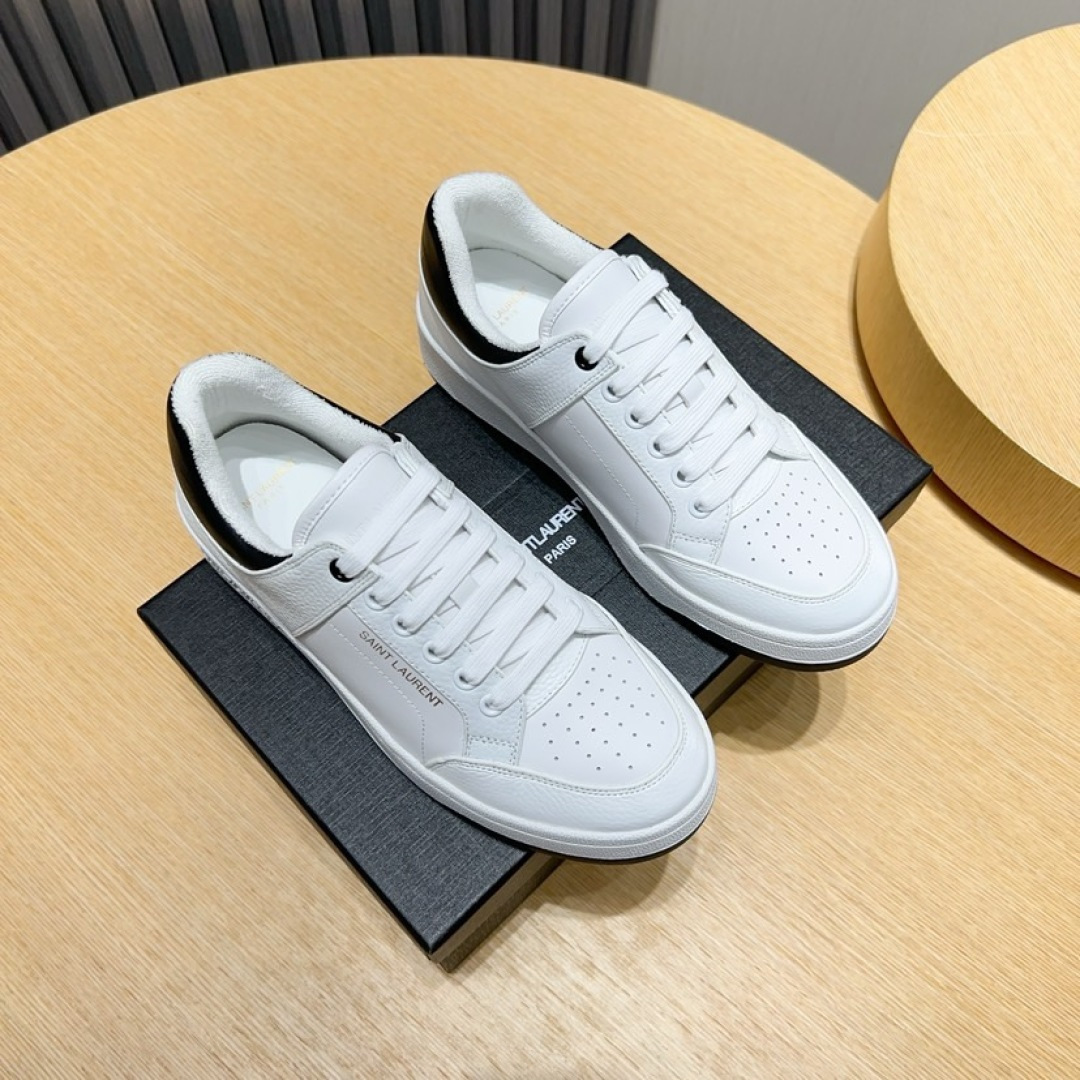 NO:351605,【SAINT LAURENT】Saint Laurent SL61 Spring and Summer latest hot casual series...Original purchase, fresh blood injected with casual retro design, super beautiful and versatile, the upper adopts cowhide punching splicing combination, side gold stamping logo, no midsole cover, memory footbed insole!  The foot feel is more comfortable and light, environmentally friendly, non-slip rubber two-color outsole, and full-sole perimeter car line further enhances the comfort and firmness of the entire pair of shoes and speaks perfectly with details!  The feet are super soft, lightweight, comfortable to match with sweatshirt Fabric: grained silk cowhide oil edge process gold stamping punching process Inner: Original custom terry cloth Foot pad: Original opening mold inner height increase foot pad Large sole: Open mold side embossing LOGO two-color bottom Packaging: Original full set of packaging Code: 37-45 (37 custom made without return and exchange) Color: Synchronous update of the official website, saint laurent, saint laurent, hoodie, sweatshirts, cowhide19860909【SAINT LAURENT】圣罗兰 SL61春夏最新爆款休闲系列…原版购入 ,新鲜血液注入加休闲复古的设计,超好看百搭,鞋面采用牛皮冲孔拼接组合,侧面烫金标识性logo,无中底套楦做法、加记忆脚床鞋垫！脚感更加无比舒适轻便 、环保防滑橡胶双色大底、大底周圈车真线 更加增强了整双鞋子的舒适度 牢固度 完美用细节说话 ！ 脚超级柔软 ,轻便,舒适搭配卫衣 面料:粒面丝绸牛皮油边工艺烫金冲孔工艺 内里:原版定制毛巾布 垫脚:原版开模内增高垫脚 大底:开模侧边浮雕LOGO双色底 包装:原版全套包装 码数:37-45（37定做不退换） 颜色:官网同步更新,,saint laurent,saint laurent,hoodie,sweatshirts,cowhide,Men's shoes