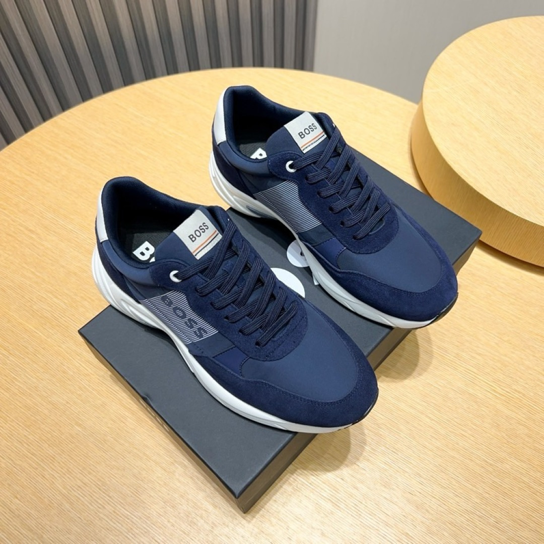 NO:353934,Factory [BOSS] new men's sports shoes. The new model of a well-known sports brand is grandly launched. It is shipped with a luxury high-end design. The upper is made of cowhide with original fabric (sheepskin footbed). Lightweight rubber outsole. Light luxury style. The upper is breathable and not stuffy. Simple and atmospheric. It is comfortable and fashionable. Size38-44 (45 custom made without return and exchange),, sneakers, cowhide, sheepskin19860909工厂【BOSS】新款男仕运动鞋 知名运动品牌新款隆重上市 以奢华高端设计出货 鞋面选用牛皮配原版布料制成（羊皮垫脚） 轻质橡胶大底.轻奢风格,鞋面透气不闷脚,简约大气,上脚舒适富有潮流感.Size38-44（45定做不退换）,,sneakers,cowhide,sheepskin,Men's shoes