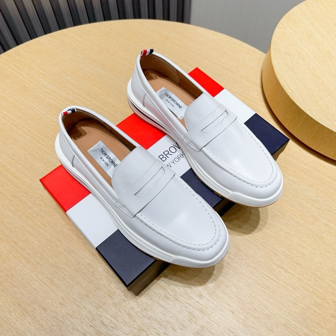NO:354957,[THOM BROWNE Tom Brown] Tom, a new brand with evil and cool feelings, let us relax this summer, fashionable and personalized new choices. TB white shoes storm. The upper is made of original top layer calfskin inner sheepskin. The sole is made of original sole. The webbing red, white and blue 3 bars illuminate the brand's elements. Size: 38-44 (45 customized), thom brown, cowhide, sheepskin19860909【THOM BROWNE 汤姆·布朗】 汤姆这个邪魅酷感的新锐品牌 让我们在这个夏天有了放松 时髦 个性的新选择 TB白鞋风暴.鞋面采用原版头层小牛皮内里羊皮 鞋底采用原版鞋底制作 织带红白蓝3道杠杠点亮了品牌的元素 码数:38-44（45定做）,,thom browne,cowhide,sheepskin,Men's shoes