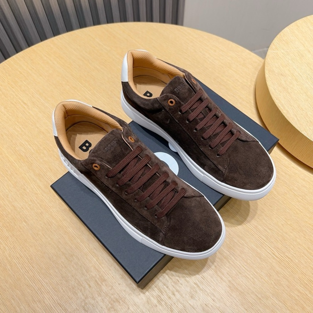 NO:354937,Factory [BOSS] new men's casual shoes. New models of famous brands are grandly launched. They are shipped with luxury high-end design. The upper is made of original cowhide (sheepskin footbed). The laminated design upper has clear lines and a lightweight rubber outsole. Light luxury style, simple and atmospheric shoe shape, comfortable and trendy on the feet. Size38-44 (45 custom made without return or exchange), cowhide, sheepskin19860909工厂【BOSS】新款男仕休闲鞋 知名品牌新款隆重上市 以奢华高端设计出货 鞋面选用原版牛皮制作（羊皮垫脚） 叠层设计鞋面线条感层次分明,轻质橡胶大底.轻奢风格,鞋型简约大气,上脚舒适富有潮流感.Size38-44（45定做不退换）,,cowhide,sheepskin,Men's shoes
