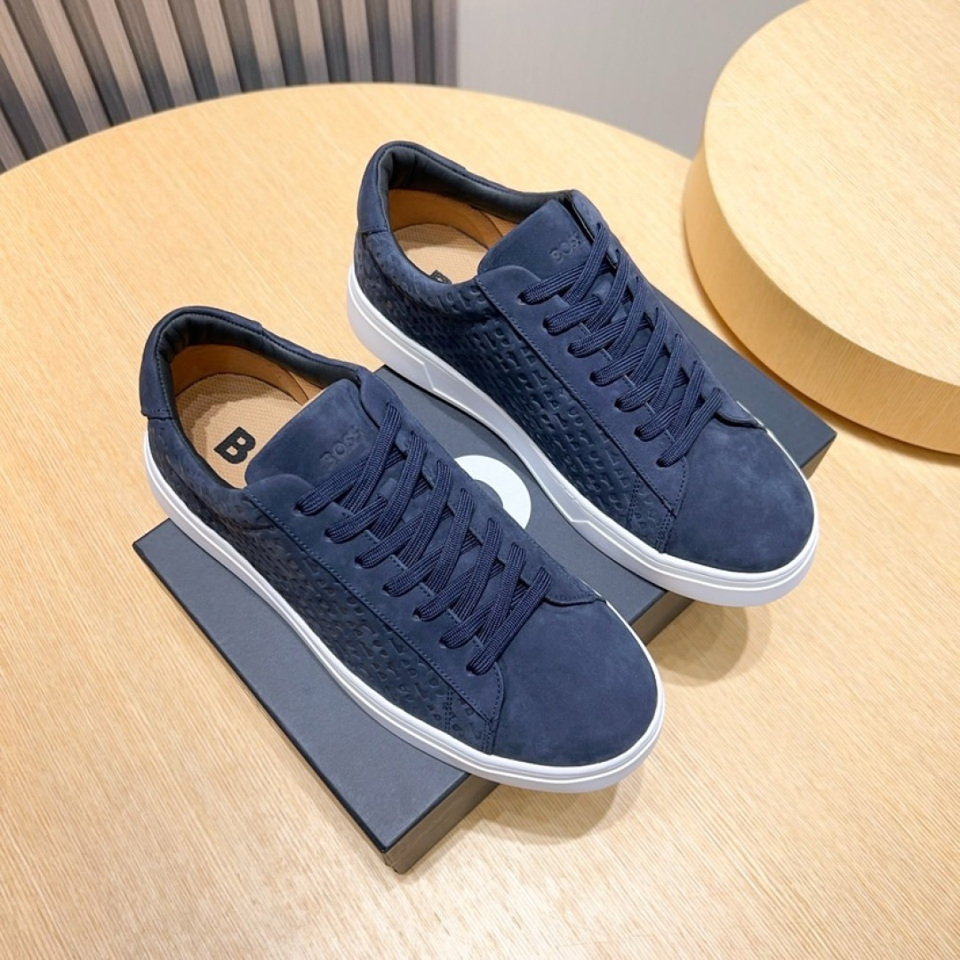 NO:350243,Factory [BOSS] new men's casual shoes. New models of famous brands are grandly launched. They are shipped with luxury high-end design. The upper is made of original cowhide (sheepskin footbed). The laminated design upper has clear lines and a lightweight rubber outsole. Light luxury style, simple and atmospheric shoe shape, comfortable and trendy on the feet. Size38-44 (45 custom made without return or exchange), cowhide, sheepskin19860909工厂【BOSS】新款男仕休闲鞋 知名品牌新款隆重上市 以奢华高端设计出货 鞋面选用原版牛皮制作（羊皮垫脚） 叠层设计鞋面线条感层次分明,轻质橡胶大底.轻奢风格,鞋型简约大气,上脚舒适富有潮流感.Size38-44（45定做不退换）,,cowhide,sheepskin,Men's shoes