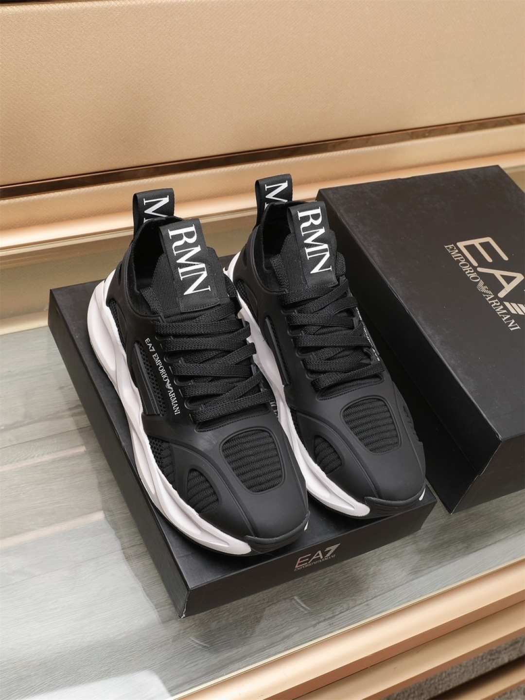 NO:348575,Factory [Armani] Armani's new fashionable men's sports shoes are carefully created to create an international brand. This casual shoe combines high-quality fabrics and exquisite craftsmanship. The upper is made of original breathable fabric!  Breathable mesh cloth inner sheepskin foot pad. The footing effect is handsome and stylish, with a lightweight TPU bottom, and the foot feels light and comfortable!  Fine workmanship, worthy of Size38-44 (45 custom made without return or exchange), Armani, Armani, Sneakers, Sheepskin19860909工厂【Armani】阿玛尼新款时尚男士运动鞋精心打造国际品牌 此款休闲鞋集优质面料与精湛工艺于一身,鞋面选用原版透气布料制成！透气网布内里羊皮垫脚.上脚效果帅气有型,轻质TPU大底,脚感轻便舒适！做工精细,值得拥有 Size38-44（45定做不退换）,,armani,armani,sneakers,sheepskin,Men's shoes