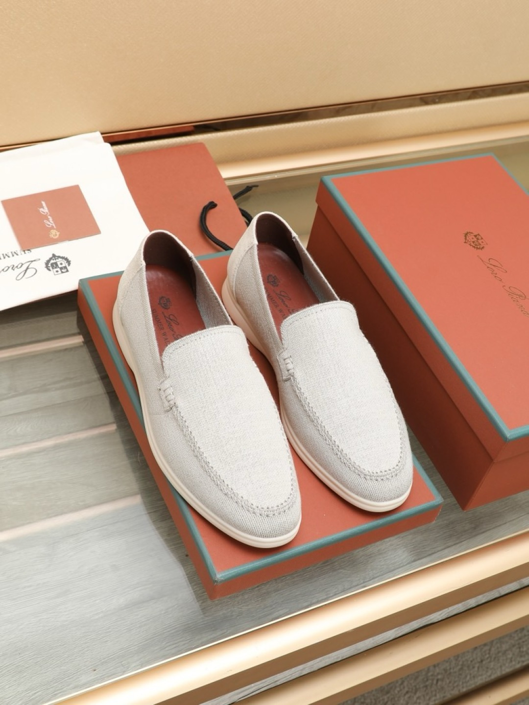 NO:349440,【loro piana】New Mocasin shoes adopt water-resistant velvet upper, paired with rubber soles, a classic work. The complex craftsmanship and careful structure make the shoe light and soft, allowing you to walk comfortably. Men's size 38-45,,loro piana19860909【loro piana】新款莫卡辛鞋 采用防泼水处理绒布鞋面,搭配橡胶鞋底,经典之作.繁复的匠艺工序、精心考究的结构,令鞋款轻盈而柔软,让您行走舒适自如.男码38-45,,loro piana,Men's shoes