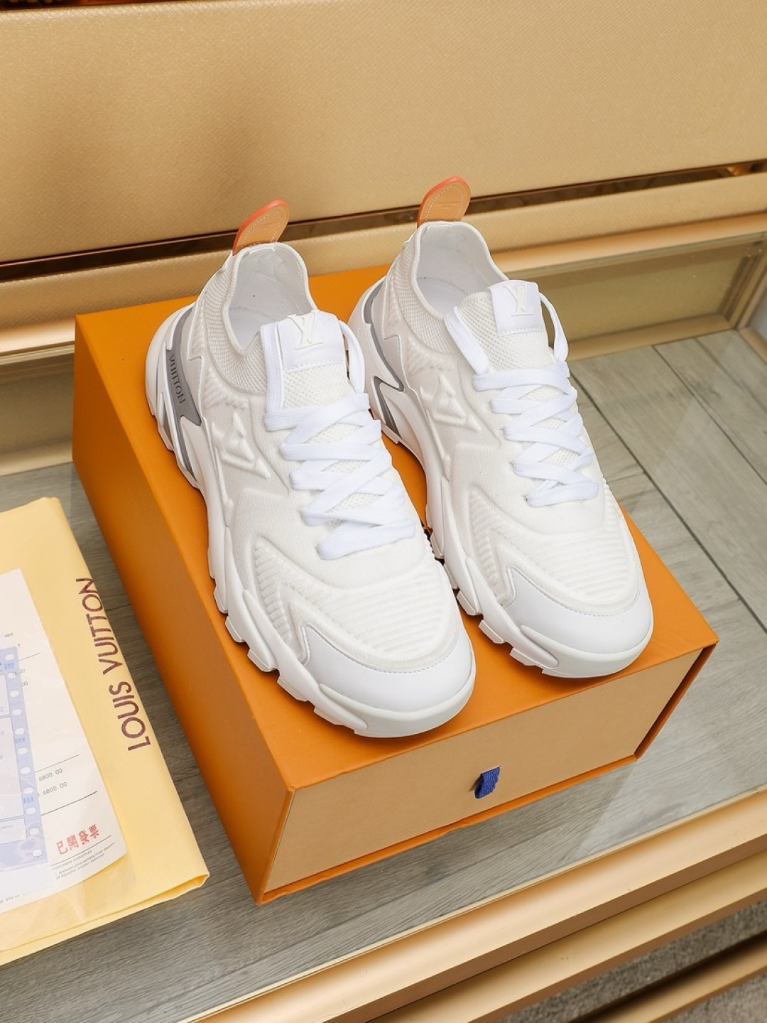 NO:349447,Factory LV Louis Vuitton New casual sneakers pure original version Original shoe development, very comfortable on the foot, fine workmanship The upper is made of original customized fly woven cowhide splicing, with brand logo logo on the side, the foot pad is polymetic and micro-material and breathable British mesh lining, and the foot feels super comfortable. The original factory specializes in the original two-color tpu combination sole. The midsole is full-printed lv logo, cover technology Goodyear stitching locking edge, size39-45,,louis vuitton,louis vuitton,sneakers,cowhide19860909工厂 LV路易威登 新款休闲 运动鞋纯原版本 原鞋鞋开发,上脚非常舒适 做工精细 鞋面选用原版定制飞织牛皮拼接,侧边饰有品牌logo标志,垫脚聚米微料加透气英伦网布内里,脚感超舒适.原厂特供原版双色tpu组合大底.中底满印lv logo 套包工艺 固特异缝合锁边,size39-45,,louis vuitton,louis vuitton,sneakers,cowhide,Men's shoes