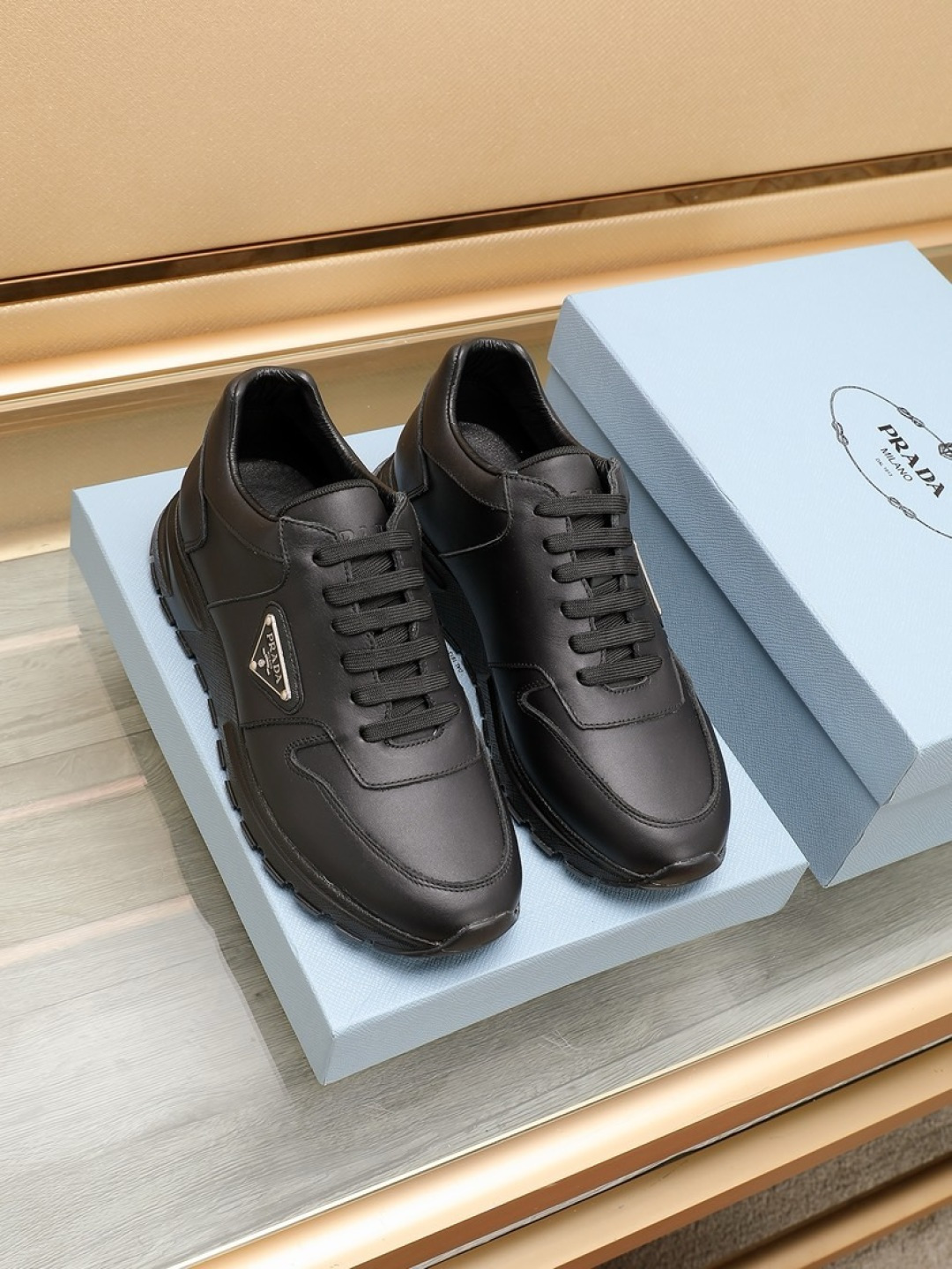 NO:349504,【PRAD*】Simultaneous shiny upper is made of high-end cowhide, comfortable sheepskin inner, elegant and noble tones casually rejuvenate the maturity and charm of classic and fashion. Luxury, fashion and high quality. Trustworthy code number 38-44 (45 custom made), prada, cowhide, sheepskin19860909【PRAD*】款同步闪亮登场鞋面选用高档头层牛皮,舒适的羊皮内里,典雅高贵的色调漫不经心地焕发成熟魅力经典与时尚融为一体 奢华时尚高品质 值得信赖码数38—44（45定做）,,prada,cowhide,sheepskin,Men's shoes