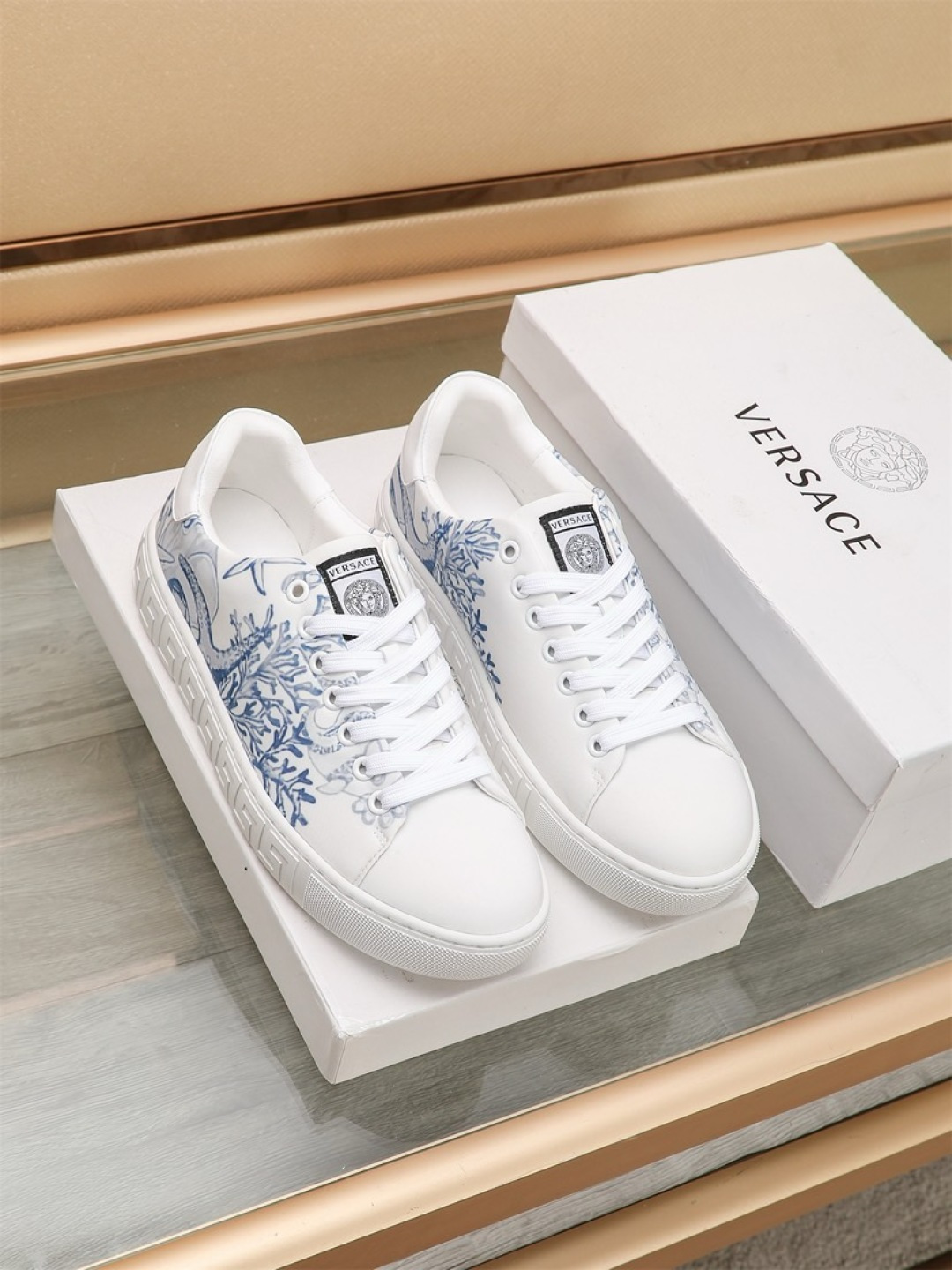 NO:349528,Factory 【VERSACE】Versace men's new model is available. Original single quality. The official website synchronous upper uses top layer calfskin head layer sheepskin footbeds. The perfect shape is top quality, rubber wear-resistant sole, full shoe shape, three-dimensional and super versatile. High-end and tasteless, fashionable, standard size 38-44 (45 customized), versace, versace, cowhide, sheepskin19860909工厂【VERSACE】范思哲男士新款上市 原单品质 官网同步鞋面选用头层小牛皮头层羊皮垫脚,完美造型顶级品质,橡胶耐磨大底,鞋型饱满,立体感十足超级百搭 高档不失品味,时尚、标准码数38-44（45定做）,,versace,versace,cowhide,sheepskin,Men's shoes