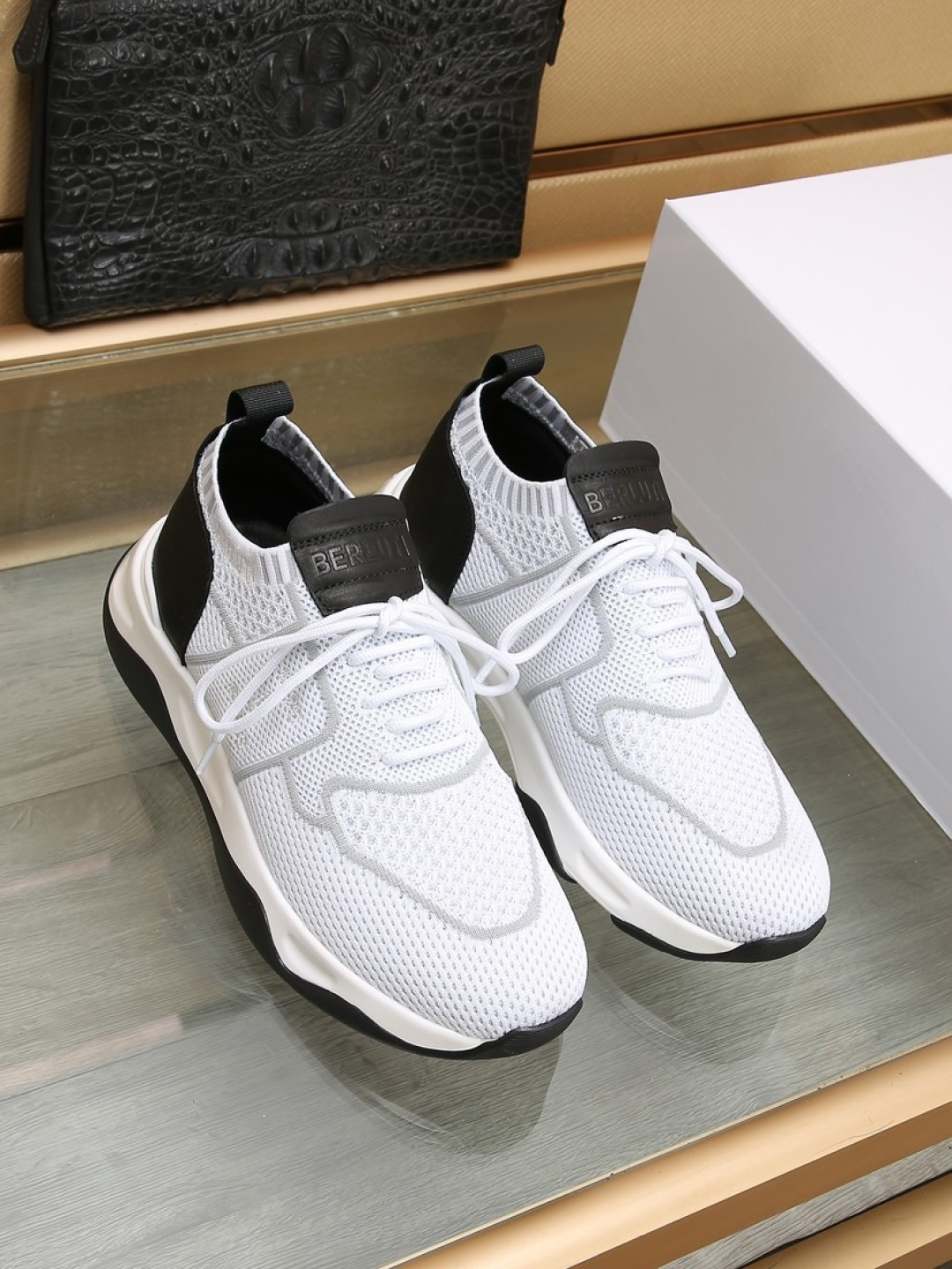 NO:350326,Factory [Berluti] popular series, sports and casual shoes with simple outline, electric embroidery tattoo pattern, low-key, different, original fly woven cowhide foot pads are exquisitely crafted and have excellent foot feel, TPU rubber sole, cool and fashionable, the latest popular, original black and white fashionable outsole. Color 12 colors selection, positive code number: 38-44,,cowhide19860909工厂【Berluti 伯鲁帝】爆款系列 运动休闲鞋轮廓简约 电绣刺青图案,低调中彰显不同,采用原版飞织制面牛皮垫脚做工精致、脚感极佳,TPU橡胶底,炫酷时尚,最新流行、原版黑白色时尚大底.颜色12色选择 正码码数:38-44,,cowhide,Men's shoes