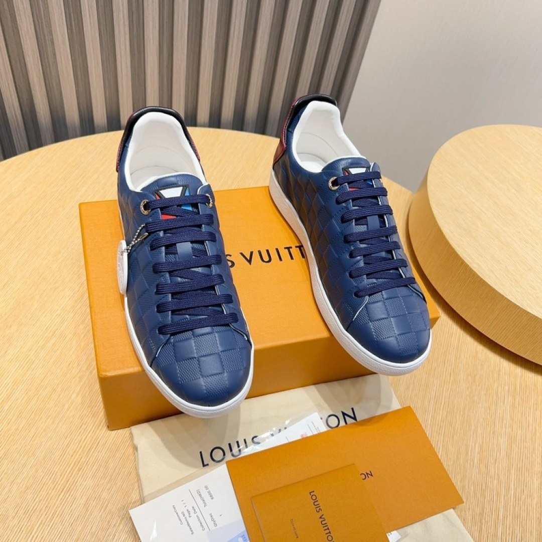 NO:589614,Factory 'LOUIS *UITTO*' (cowhide lining) high-end men's classic casual sports shoes, made of first-layer calfskin brand logo embossing process, imported first-layer calfskin lining is high-end and comfortable, and the original outsole is light and wear-resistant!  Purely handmade, it can add luster to various styles. Create an exquisite design with unique dynamic vitality and modern atmosphere, and the details determine the quality!  Size38-44 (45 customized),,louis vuitton,sneakers,cowhide19860909工厂《LOUIS *UITTO*》（牛皮里）高端男士经典休闲运动鞋,选用头层小牛皮品牌logo压花工艺打造,进口头层小牛皮内里高档舒适,原版大底轻盈耐磨！纯手工制作,可为各式造型增光添彩.塑造独具动感活力与摩登气息的精致设计,细节决定品质！Size38-44（45定做）,,louis vuitton,sneakers,cowhide,Men's shoes