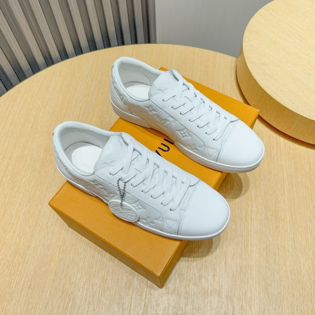 NO:589620,Factory 'LOUIS *UITTO*' high-end men's classic casual shoes, the uppers are made of original first-layer cowhide, the imported first-layer water-dyed calfskin lining is high-end and comfortable, and the original outsole is light and wear-resistant!  Purely handmade, details determine quality!  Code number 38-45,,louis vuitton,cowhide19860909工厂《LOUIS *UITTO*》高端男士经典休闲鞋,鞋面选用原版头层牛皮制作,进口头层水染小牛皮内里高档舒适,原版大底轻盈耐磨！纯手工制作,细节决定品质！码数38-45,,louis vuitton,cowhide,Men's shoes