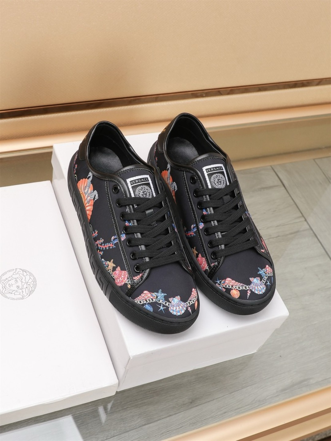 NO:354802,Factory 【VERSACE】Versace men's new model is available. Original single quality. The official website synchronous upper uses original fabric top-layer sheepskin footbeds. The perfect shape is top quality, rubber wear-resistant sole, full shoe shape, three-dimensional and super versatile. High-end and tasteless, fashionable, standard size 38-44 (45 customized), versace, versace, sheepskin19860909工厂【VERSACE】范思哲男士新款上市 原单品质 官网同步鞋面选用原版布料头层羊皮垫脚,完美造型顶级品质,橡胶耐磨大底,鞋型饱满,立体感十足超级百搭 高档不失品味,时尚、标准码数38-44（45定做）,,versace,versace,sheepskin,Men's shoes