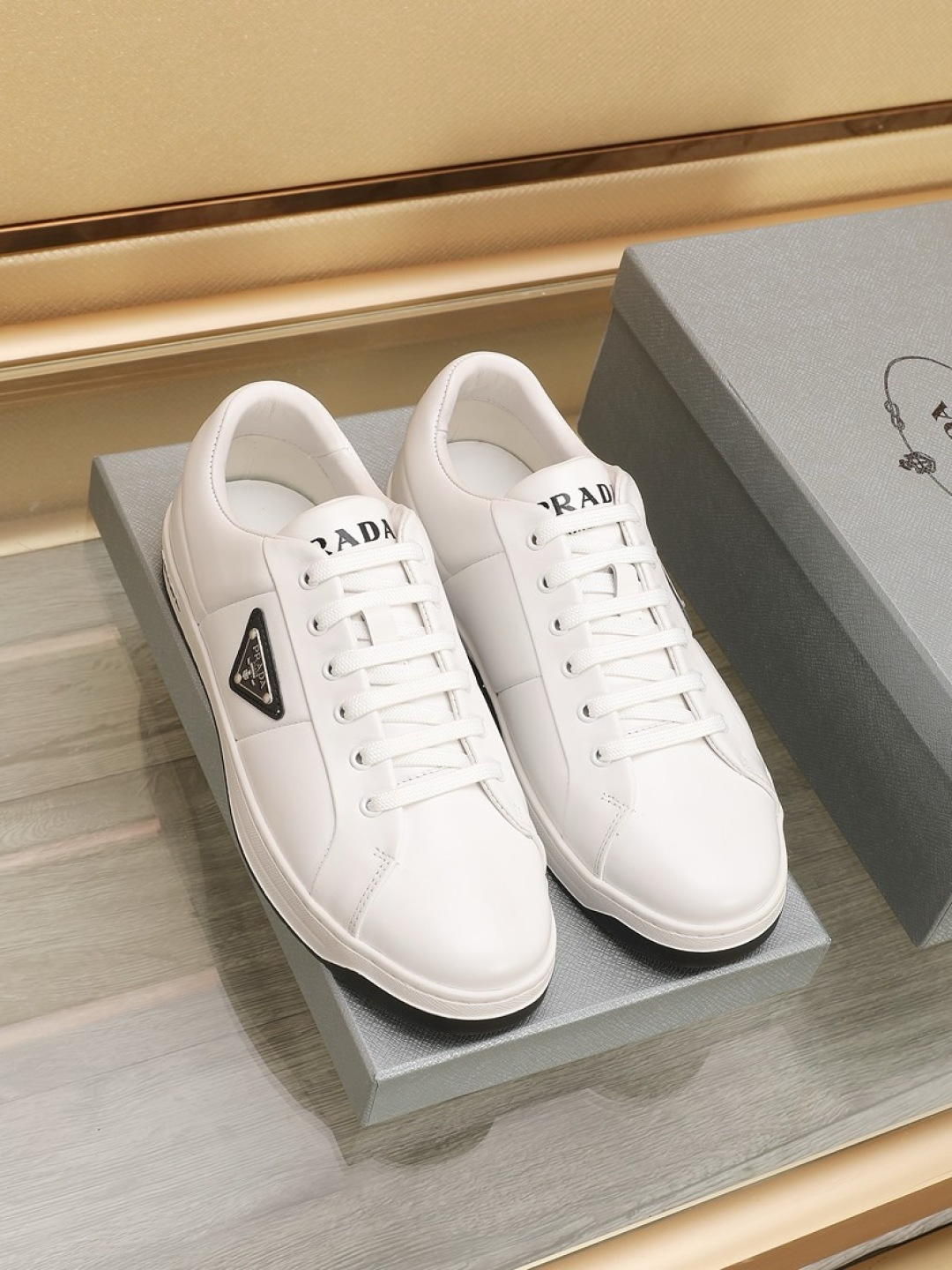 NO:354837,【PRAD*】Simultaneous shiny upper is made of high-end cowhide, comfortable sheepskin inner, elegant and noble tones casually rejuvenate the maturity and charm of classic and fashion. Luxury, fashion and high quality. Trustworthy code number 38-44 (45 custom made), prada, cowhide, sheepskin19860909【PRAD*】款同步闪亮登场鞋面选用高档头层牛皮,舒适的羊皮内里,典雅高贵的色调漫不经心地焕发成熟魅力经典与时尚融为一体 奢华时尚高品质 值得信赖码数38—44（45定做）,,prada,cowhide,sheepskin,Men's shoes