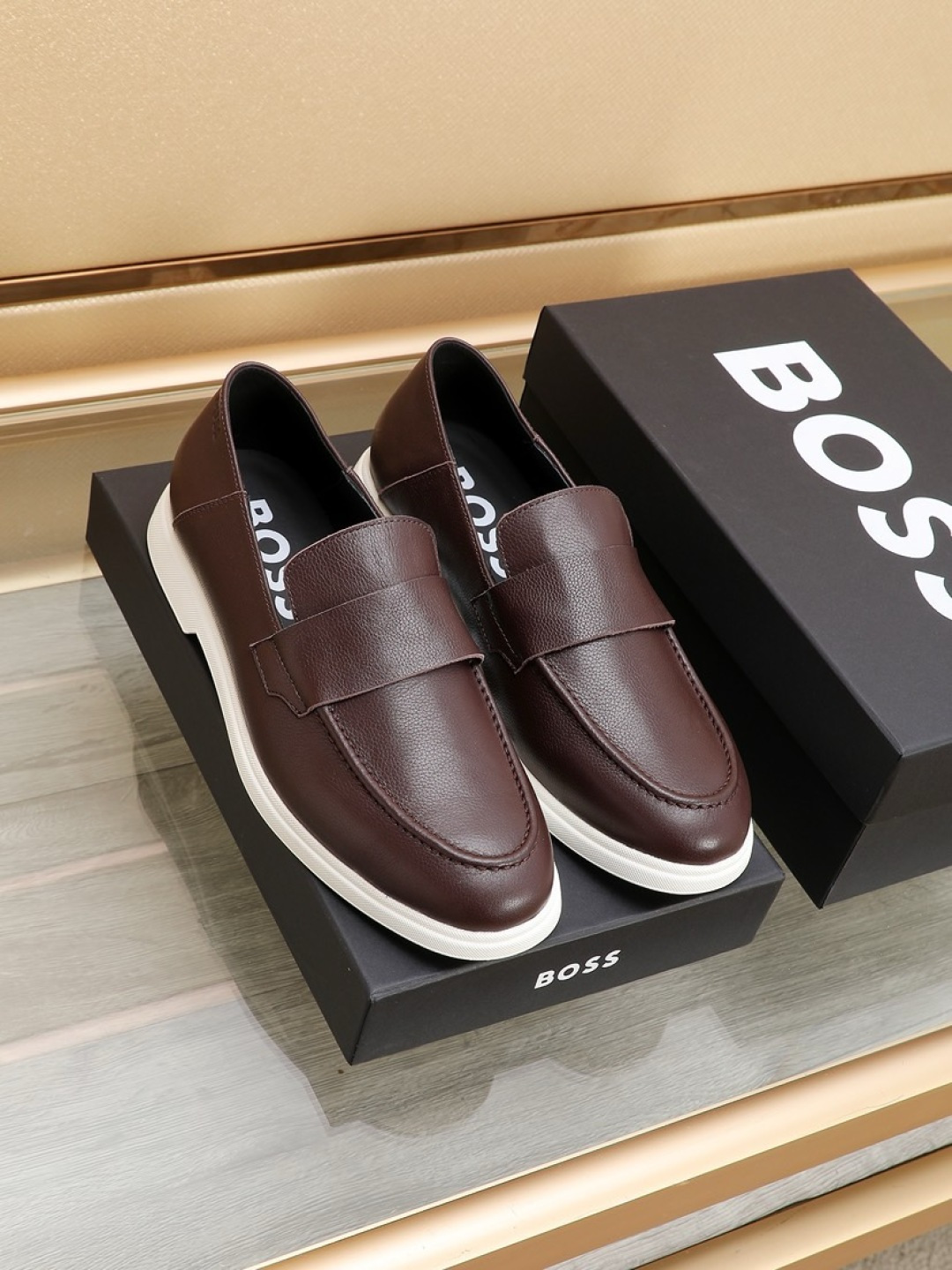 NO:354869,Factory [Boss] new men's footwear shoes. The new model of famous brands is grandly launched. It is shipped with a luxurious and high-end design. The upper is made of original fixed-top cowhide (cowhide inner footbed). The laminated design upper has clear lines and a lightweight rubber outsole. Light luxury style, the upper is breathable and not stuffy, simple and atmospheric, and the foot is comfortable and fashionable. Size38-44 (45 custom-made, no return or exchange), cowhide19860909工厂【Boss】新款男仕套脚鞋 知名品牌新款隆重上市 以奢华高端设计出货 鞋面原版定头层牛皮制作（牛皮内里垫脚） 叠层设计鞋面线条感层次分明,轻质橡胶大底.轻奢风格,鞋面透气不闷脚,简约大气,上脚舒适富有潮流感.Size38-44（45定做不退换）,,cowhide,Men's shoes