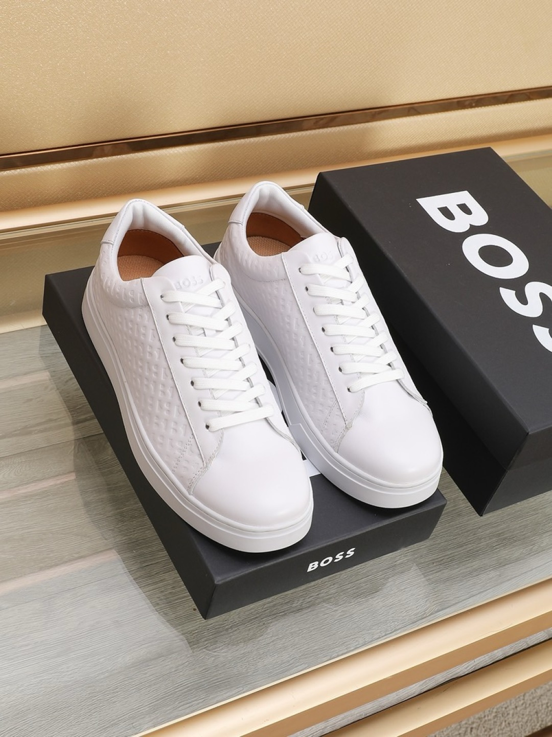 NO:354885,Factory [BOSS] new men's casual shoes. New models of famous brands are grandly launched. They are shipped with luxury high-end design. The upper is made of original cowhide (sheepskin footbed). The laminated design upper has clear lines and a lightweight rubber outsole. Light luxury style, simple and atmospheric shoe shape, comfortable and trendy on the feet. Size38-44 (45 custom made without return or exchange), cowhide, sheepskin19860909工厂【BOSS】新款男仕休闲鞋 知名品牌新款隆重上市 以奢华高端设计出货 鞋面选用原版牛皮制作（羊皮垫脚） 叠层设计鞋面线条感层次分明,轻质橡胶大底.轻奢风格,鞋型简约大气,上脚舒适富有潮流感.Size38-44（45定做不退换）,,cowhide,sheepskin,Men's shoes