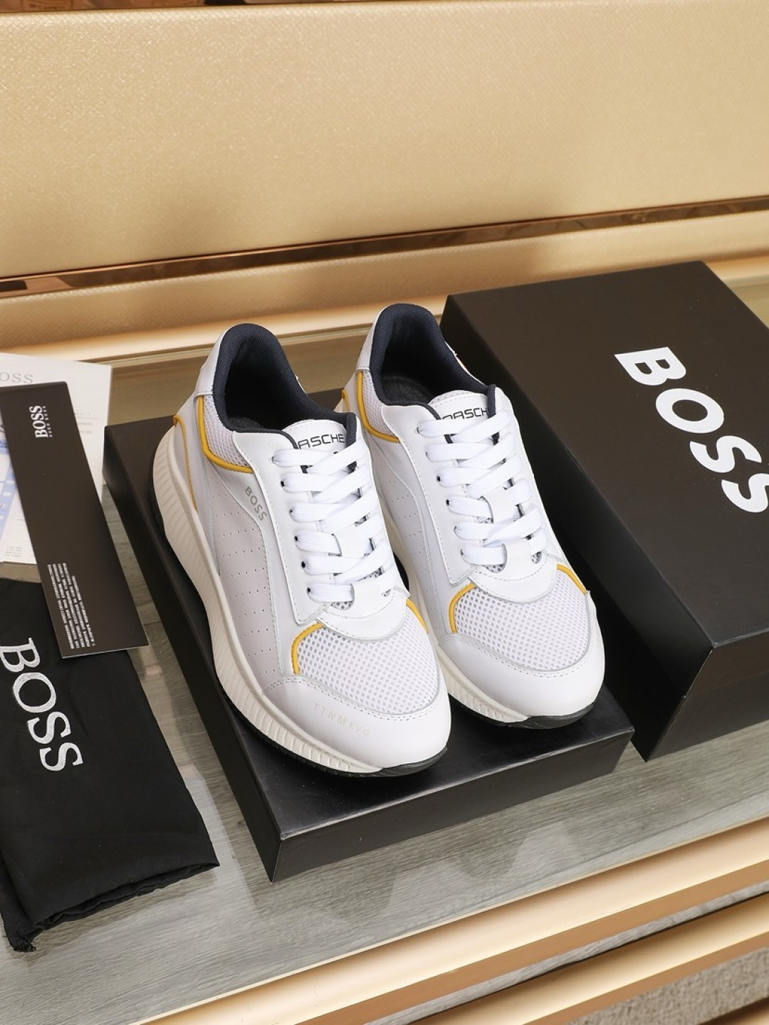 NO:354904,Factory [BOSS] New men's sports shoes, the new model of the well-known sports brand is grandly launched, shipped with a luxurious and high-end design. The upper is made of original cowhide mesh (sheepskin footbed) and lightweight rubber outsole. Light luxury style, the upper is breathable and not stuffy, simple and atmospheric, comfortable and fashionable. Size38-44 (45 custom made without return and exchange),, sneakers, cowhide, sheepskin19860909工厂【BOSS】新款男仕运动鞋 知名运动品牌新款隆重上市 以奢华高端设计出货 鞋面选用头层牛皮原版网布制成（羊皮垫脚） 轻质橡胶大底.轻奢风格,鞋面透气不闷脚,简约大气,上脚舒适富有潮流感.Size38-44（45定做不退换）,,sneakers,cowhide,sheepskin,Men's shoes