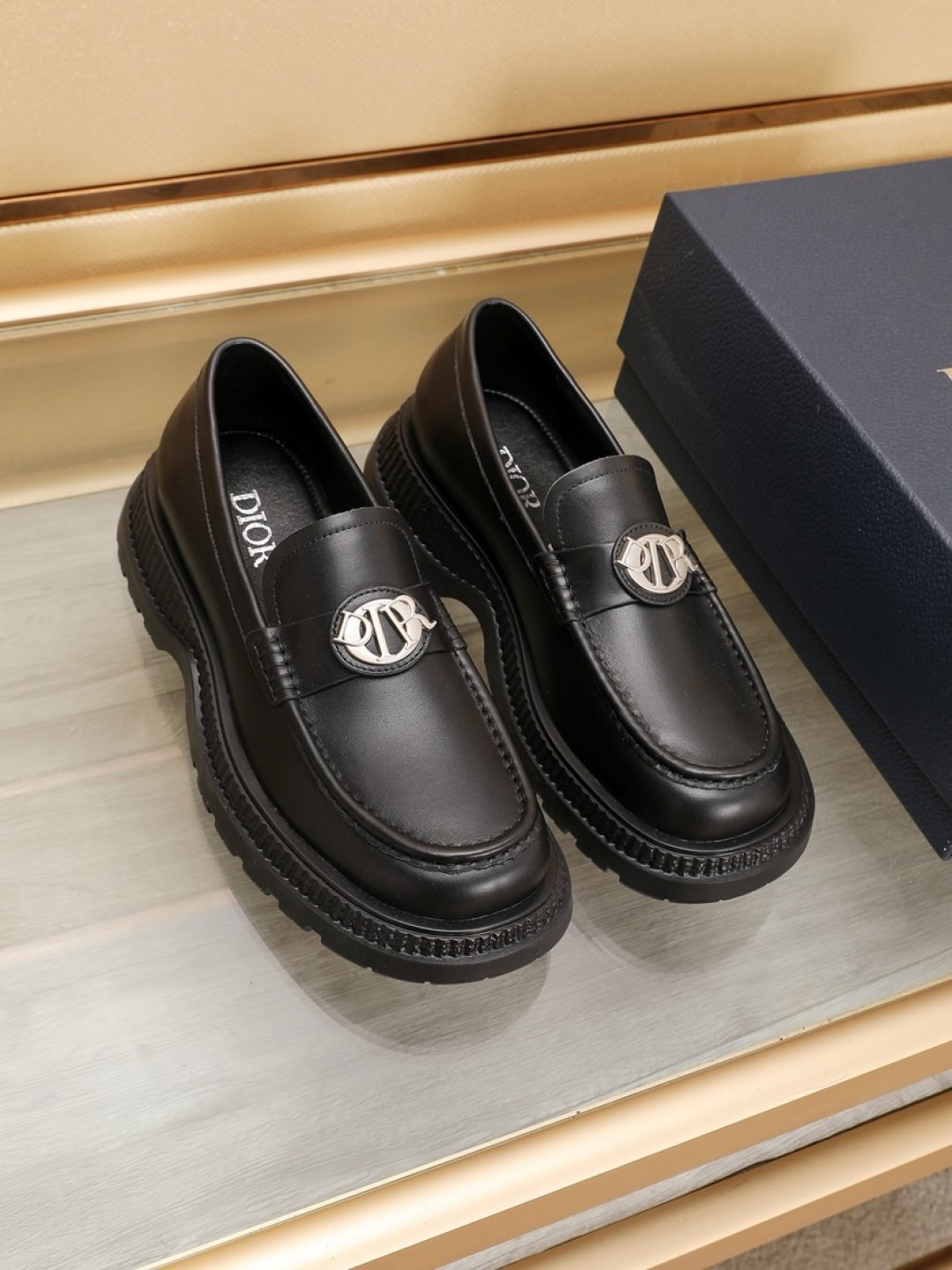 NO:704562,Factory Dior men's classic loafers combine classic shoe styles with retro California style. Slip-on style design, easy to put on and take off. Carefully crafted from top-grain cowhide, decorated with rubber concave soles and DIO* AND SHAWN logo made of brass and enamel. Can be worn with casual clothes or suits. Size38-44 (45.46 custom-made),, dior, dior, loafers, business suit, cowhide19860909工厂dior迪奥 男士经典乐福皮鞋,将经典的鞋履款式与复古的加州风格融为一体.便鞋款式设计,方便穿脱.采用头层牛皮精心制作,饰以橡胶凹凸鞋底及黄铜和珐琅材质的 DIO* AND SHAWN 标志.可搭配休闲服装或西装穿着.Size38-44（45.46定做）,,dior,dior,loafers,business suit,cowhide,Men's shoes