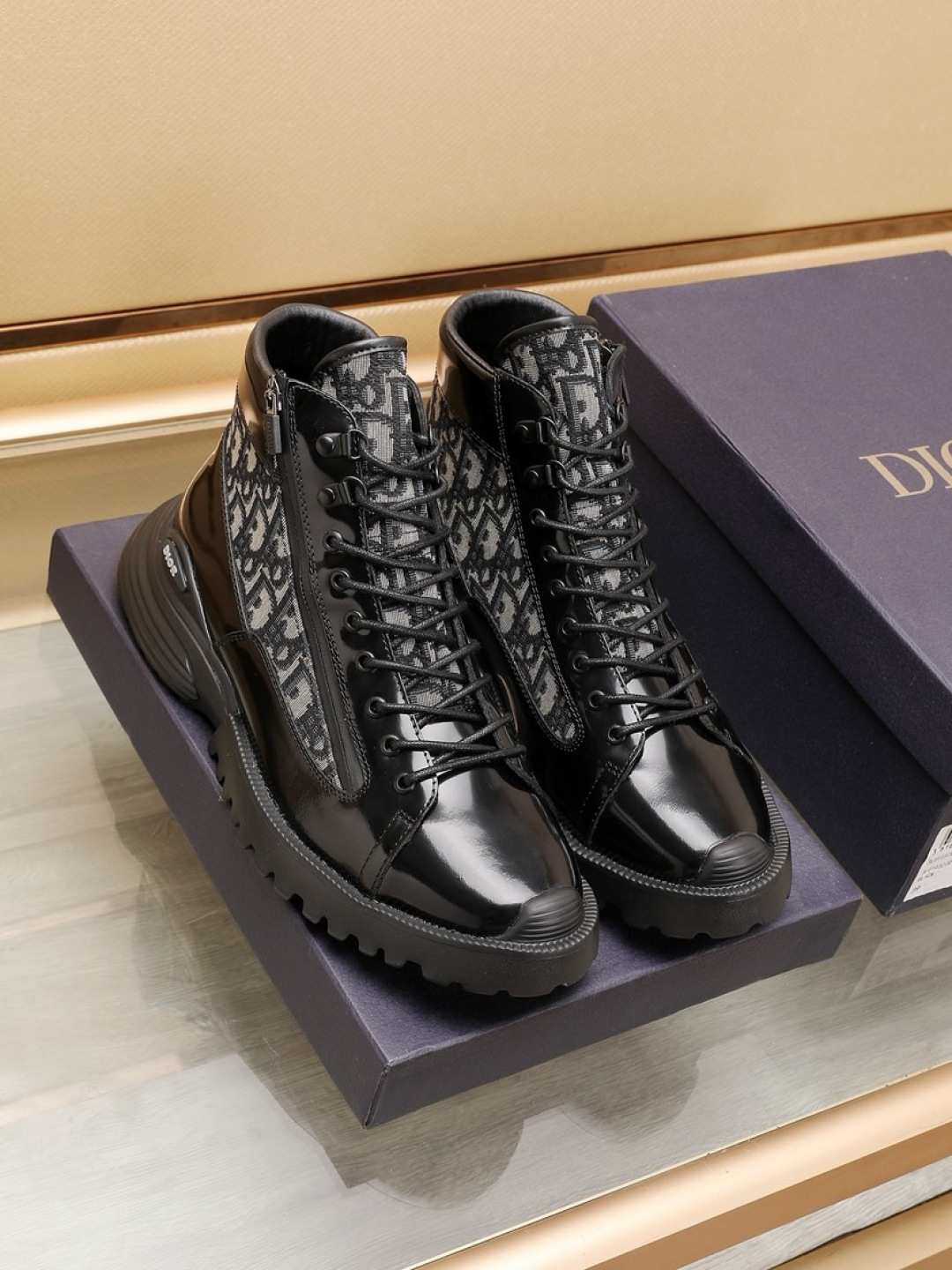 NO:704572,Factory [Dior] Dior casual sports shoes are on sale at the same time, the top purchasing Italian original brand totem cloth sewn with brand cloth label, paired with first-layer cowhide (the totem cloth highlights the high-end, extravagance, and grade) with exquisite workmanship (original lining) original factory special outsole. Comfortable, wear-resistant, non-slip, and the real thing is more beautiful when photographed. Two colors are available, code number 38-46 [45 46]  Customized items are non-refundable],,dior,dior,sneakers,cowhide19860909工厂【Dior】迪奥休闲运动鞋同步发售,顶级代购意大利原版·品牌图腾布匹车缝品牌布标·撘配头层牛皮·（图腾布凸显高端·贵气·档次）做工考究（原版内里）鞋底原厂特供大底大底.舒适·耐磨·防滑·实物拍摄实物更漂亮颜色两色可选码数38-46【45 46 定做不退换】,,dior,dior,sneakers,cowhide,Men's shoes