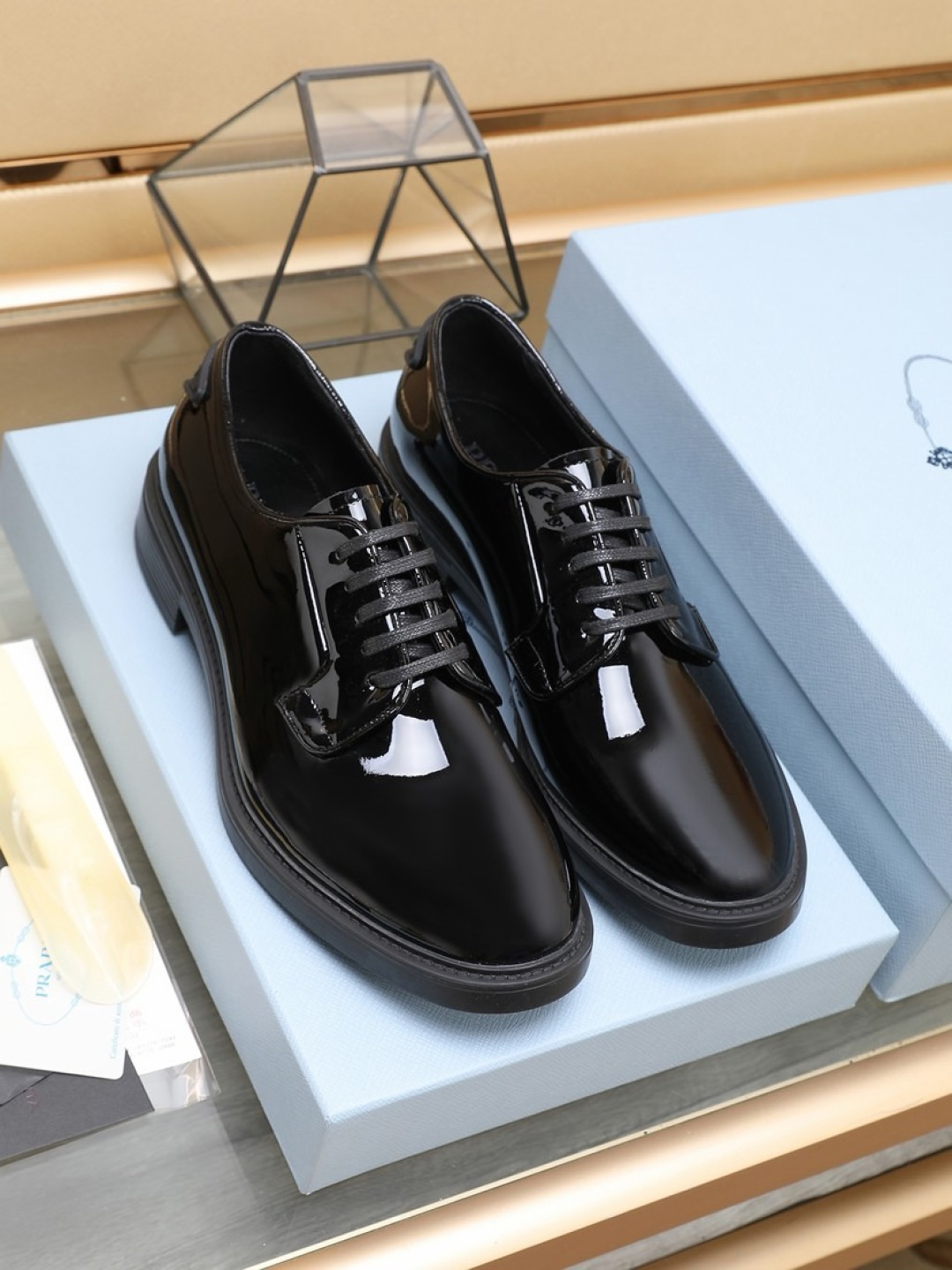 NO:704829,'PRADA' the latest high-end top brand luxury ~ purchasing agent, top quality ~ new fashion business men's shoes, the upper is made of original open edge beaded cowhide leather lining, fine workmanship. The original stylish and soft combination wear-resistant anti-slip outsole, light and comfortable on the foot, the real thing looks better when photographed, size 38/45, prada, cowhide19860909《PRADA》最新高端顶端品牌奢侈～代购,顶级～质量.新時尚商务男鞋鞋面選用原版开边珠牛皮牛皮内里,精细做工.原版个性时尚柔软组合耐磨防滑大底,上脚轻巧舒适,实物拍摄實物更好看,码数38/45码,,prada,cowhide,Men's shoes