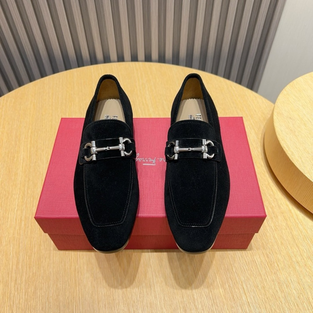 NO:704833,Factory 'Ferragamo' is the latest high-end top brand luxury ~ purchasing agent, top quality ~ new fashion business men's shoes, the upper is made of original cashmere cowhide leather lining, fine workmanship. The original stylish and soft combination wear-resistant anti-slip outsole, light and comfortable on the foot, the real thing looks better when photographed in person, size 38/44,, ferragamo, cowhide19860909工厂《 Ferragamo 》最新高端顶端品牌奢侈～代购,顶级～质量.新時尚商务男鞋鞋面選用原版返绒牛皮牛皮内里,精细做工.原版个性时尚柔软组合耐磨防滑大底,上脚轻巧舒适,实物拍摄實物更好看,码数38/44码,,ferragamo,cowhide,Men's shoes