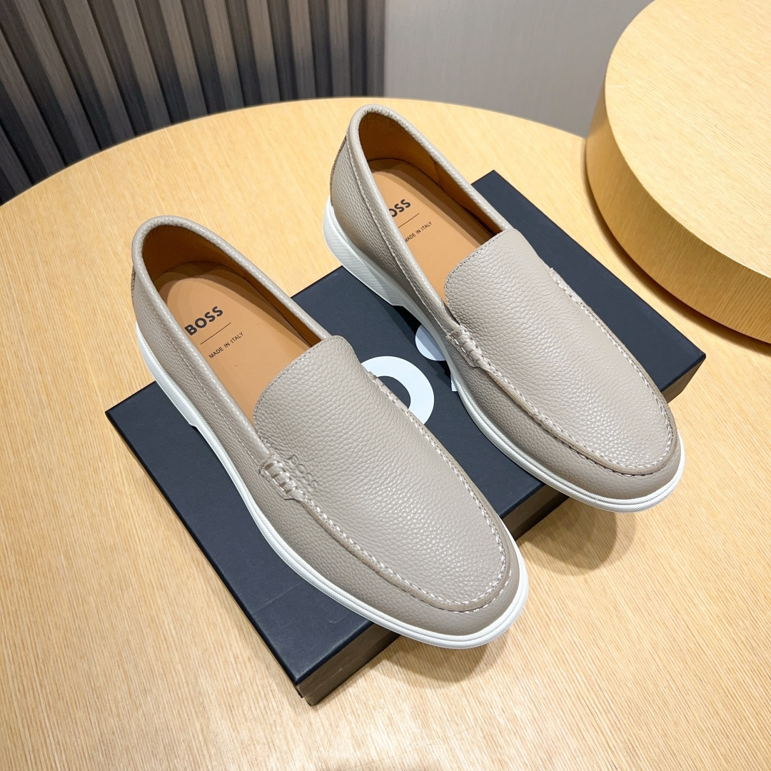 NO:729115,Factory [BOSS] new men's slip-on shoes. New models of well-known brands are grandly launched. They are shipped with luxurious and high-end designs. The uppers are made of original fixed-layer cowhide (cowhide lining for feet). The laminated design of the upper has distinct lines and lightweight rubber outsole. Light luxury style, the upper is breathable and not stuffy, simple and elegant, comfortable and trendy on the foot. Size 38-44 (45 is custom-made and cannot be returned or exchanged),,cowhide19860909工厂【BOSS】新款男仕套脚鞋 知名品牌新款隆重上市 以奢华高端设计出货 鞋面原版定头层牛皮制作（牛皮内里垫脚） 叠层设计鞋面线条感层次分明,轻质橡胶大底.轻奢风格,鞋面透气不闷脚,简约大气,上脚舒适富有潮流感.Size38-44（45定做不退换）,,cowhide,Men's shoes