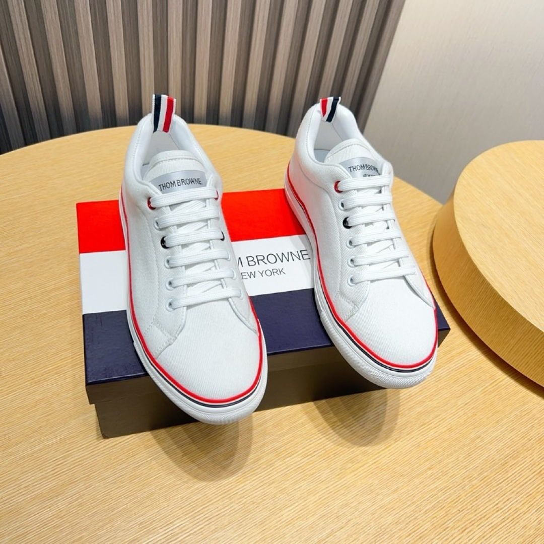 NO:778222,[THOM BROWNE Tom Brown] (new york) Tom hits the mark again! 这个邪魅酷感的新锐品牌 让我们在这个夏天有了放松 时髦 个性的新选择 TB白鞋风暴.鞋面采用原版布料内里羊皮 鞋底采用原版鞋底制作 织带红白蓝3道杠杠点亮了品牌的元素 码数:38-44,,thom browne,sheepskin19860909【THOM BROWNE 汤姆·布朗】（new york） 汤姆再上爆款！这个邪魅酷感的新锐品牌 让我们在这个夏天有了放松 时髦 个性的新选择 TB白鞋风暴.鞋面采用原版布料内里羊皮 鞋底采用原版鞋底制作 织带红白蓝3道杠杠点亮了品牌的元素 码数:38-44,,thom browne,sheepskin,Men's shoes
