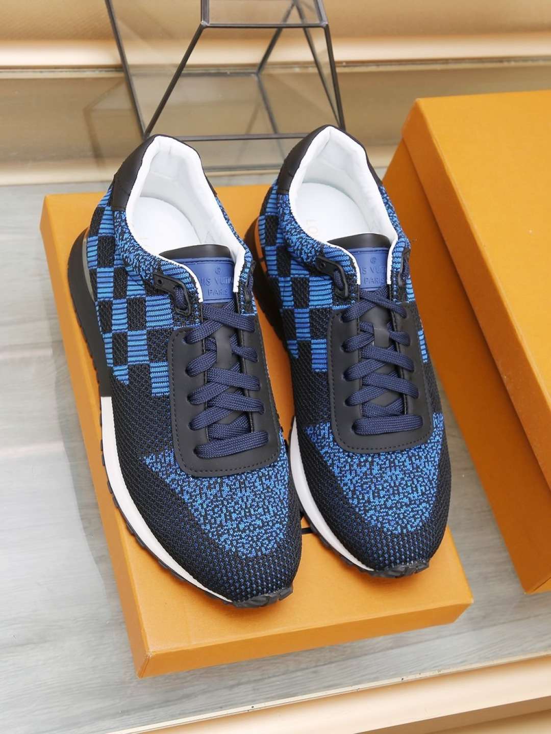NO:779060,Real price【Louis Vuitto*】Fashionable classic sports and casual men's shoes, master-level design creates fashion, successful men's taste helps leisure, travel, the best choice!  Material: original fly weave upper, comfortable and breathable, comfortable and breathable mesh inner, cowhide foot pads, original outsole. Sizes 38 to 44, louis vuitton, cowhide19860909实价【Louis Vuitto*】时尚经典运动休闲男鞋大师级设计创造时尚,成功男士品味助力休闲,旅游,最佳选择！材质鞋面原版飞织 舒适 透气,内里舒适透气网布里牛皮垫脚,原版大底.码数38一44码,,louis vuitton,cowhide,Men's shoes