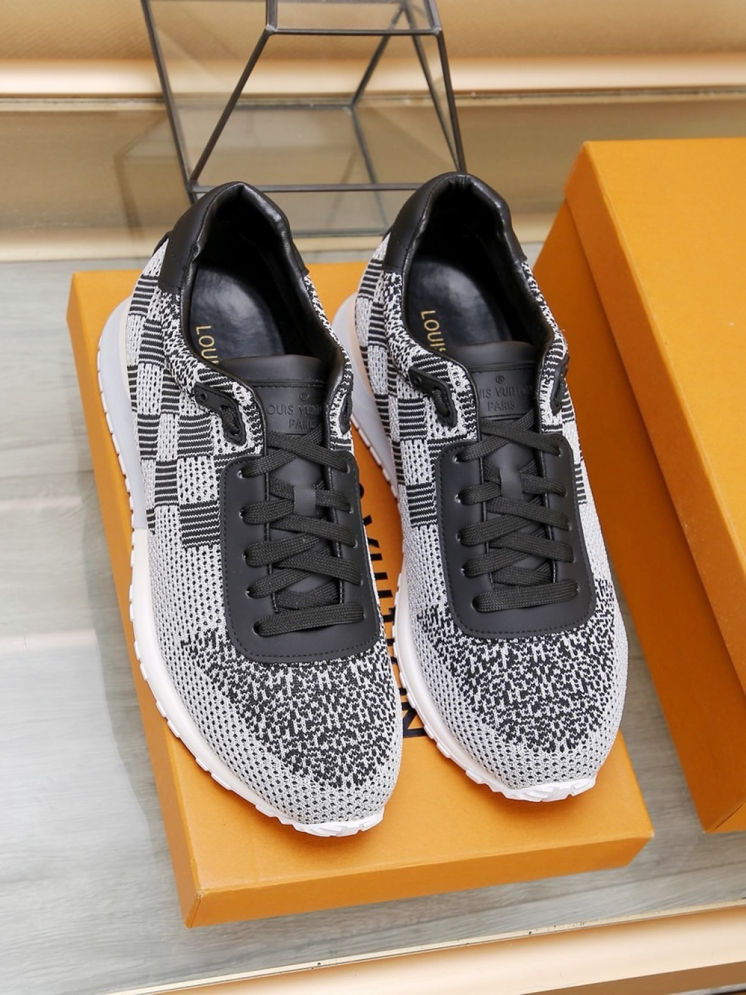NO:779065,Real price [Loui Vuit] Luminous sports and casual men's shoes, master-class design creates fashion, successful men's taste helps non-slip running, leisure, travel, the best choice!  Material upper original luminous fly weave breathable and comfortable lining comfortable breathable mesh cowhide foot pad original outsole size 38 to 45, louis vuitton, louis vuitton, cowhide19860909实价【Loui Vuit 路易威登】夜光款运动休闲男鞋大师级设计创造时尚,成功男士品味助力防滑跑步,休闲,旅游,最佳选择！ 材质鞋面原版夜光飞织 透气 舒适 内里舒适透气网布里牛皮垫脚 大底原版大底 码数38一45码,,louis vuitton,louis vuitton,cowhide,Men's shoes