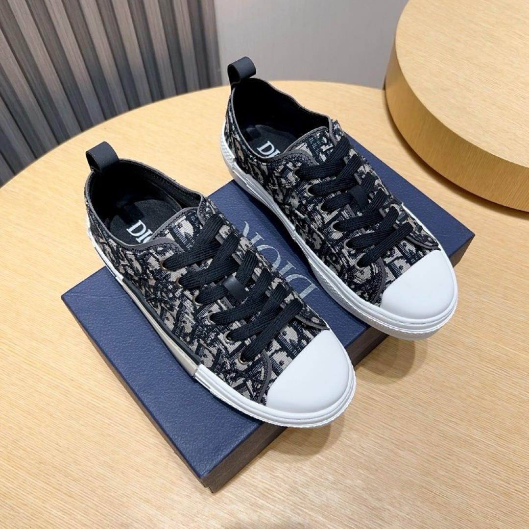 NO:955710,Actual price [Dior] Dior is online at the same time. This casual sneaker is a new product in the series and continues the classic style of Di*r. The upper is made of original fabric and is matched with the original textured outsole. There are brand iconic details on the back opening and heel to enhance the style. Fashionable and versatile. Can be matched with jeans or casual pants to create a casual look. Size38-46 (customized 45 46), dior, dior, sneakers, jeans19860909实价【Dior】迪奥同步上线 这款休闲运动鞋是该系列新品,延续 Di*r的经典款式.鞋面选用原版布料制作,搭配原版纹理大底,后侧鞋口和鞋跟处均带有品牌标志性细节,提升格调.时尚百搭.可与牛仔裤或休闲裤搭配,打造休闲造型.Size38-46（45 46 定做）,,dior,dior,sneakers,jeans,Men's shoes