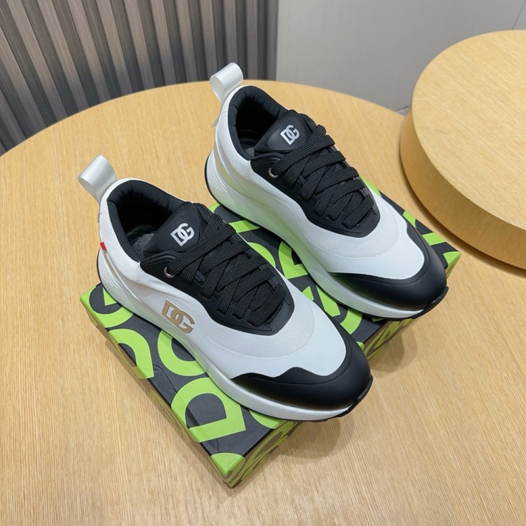 NO:955724,Real price D&G's latest Cushion series casual sneakers. The new Cushion sneakers feature two-tone suede uppers with contrasting mesh printing on the side and DG cross logo as the finishing touch. The lightweight and grippy rubber outsole adopts an innovative design to provide excellent performance, and the jacquard label adds a timeless style. The fabric is original custom-made fabric with glue-dropping technology. The inner lining is original custom-made breathable mesh. The sole is made of original open-molded rubber.  Size: Men's 38-45, Dolce&Gabbana, sneakers19860909实价D&G最新款 Cushion系列 休闲 运动鞋 全新 Cushion 运动鞋采用双色绒面革鞋面,加以侧面网布对比感印花 DG 交叉徽标点睛.轻便、抓地力强的橡胶外底采用创新设计,提供卓越性能,提花标签则增添隽永型格 面料原版定制布料搭配滴胶工艺 内里原版定制透气网布里 鞋底原版开模橡胶材质 Size:男款38-45,,Dolce&Gabbana,sneakers,Men's shoes
