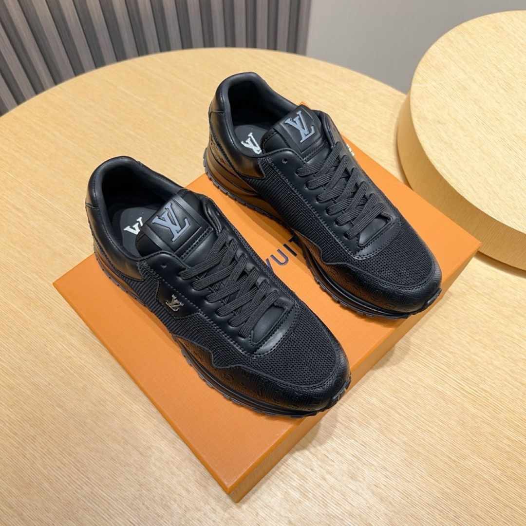NO:828402,Real price 'LV Louis Vuitton' high-quality top craftsmanship, synchronization with sports shoes, original shoe development, very comfortable on the foot, fine workmanship. The upper is made of first-layer cowhide, with the brand logo and signature on the side. The foot pads are made of polymeter micro-material and the original lining, and the foot feels super comfortable. The original two-color TPU combination outsole is specially provided by the original factory. Goodyear stitched edges. Size 38-46 (45 46 customized, non-returnable, Louis Vuitton)  vuitton,louis vuitton,cowhide19860909实价《LV 路易威登》高品质 顶级工艺品 ,运动板鞋同步,原版鞋开发,上脚非常舒适 做工精细 鞋面由头层牛皮制成,侧边饰有品牌logo标志及签名,垫脚聚米微料加原版内里,脚感超舒适.原厂特供原版双色tpu组合大底.固特异缝合锁边.size38-46（45 46定做不退换,,louis vuitton,louis vuitton,cowhide,Men's shoes