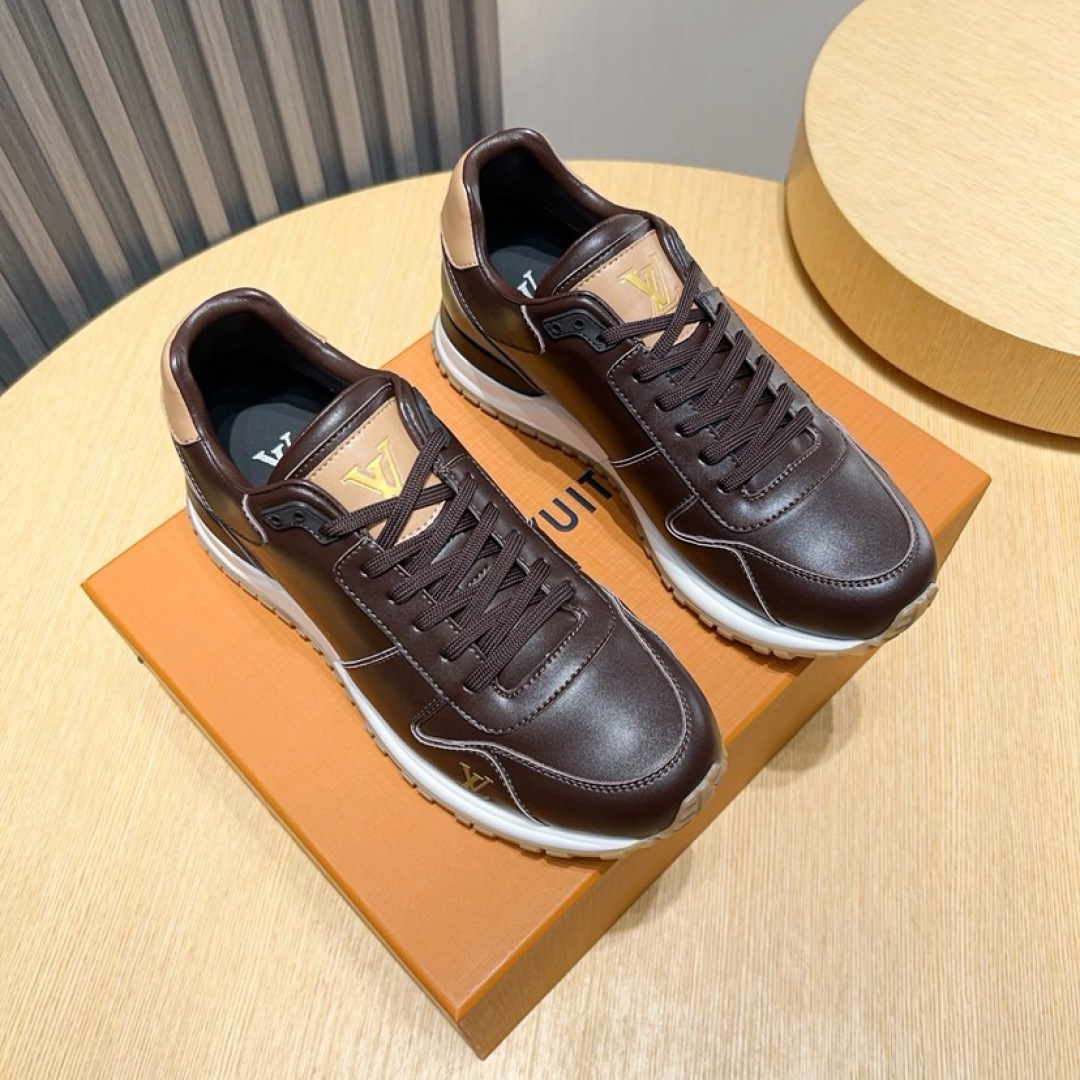 NO:828411,Real price 'LV Louis Vuitton' high-quality top craftsmanship, synchronization with sports shoes, original shoe development, very comfortable on the foot, fine workmanship. The upper is made of first-layer cowhide, with the brand logo and signature on the side. The foot pads are made of polymeter micro-material and the original lining, and the foot feels super comfortable. The original two-color TPU combination outsole is specially provided by the original factory. Goodyear stitching seams. Size 38-46 (45 46 custom-made, non-refundable), Louis Vuitton  vuitton,louis vuitton,cowhide19860909实价《LV 路易威登》高品质 顶级工艺品 ,运动板鞋同步,原版鞋开发,上脚非常舒适 做工精细 鞋面由头层牛皮制成,侧边饰有品牌logo标志及签名,垫脚聚米微料加原版内里,脚感超舒适.原厂特供原版双色tpu组合大底.固特异缝合锁边.size38-46（45 46定做不退换）,,louis vuitton,louis vuitton,cowhide,Men's shoes