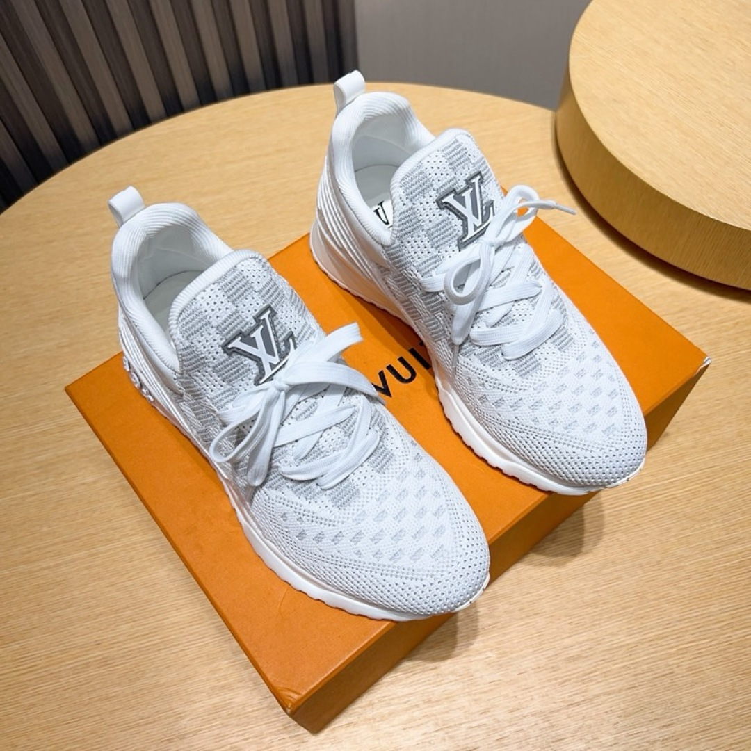NO:828383,Real price 'LV Louis Vuitton' top craftsmanship, sports shoes synchronization, original shoe development, very comfortable on the foot, fine workmanship. The upper is made of original breathable fly weaving, with brand logo and signature on the side. The foot pads are made of polymeter micro-material and original lining, and the foot feels super comfortable. The original factory specializes in original TPU combination outsole. Goodyear stitched seams. Size38-45 (45 customized, non-refundable), Louis Vuitton, Louis Vuitton19860909实价《LV 路易威登》顶级工艺品 ,运动板鞋同步,原版鞋开发,上脚非常舒适 做工精细 鞋面原版透气飞织制成,侧边饰有品牌logo标志及签名,垫脚聚米微料加原版内里,脚感超舒适.原厂特供原版tpu组合大底.固特异缝合锁边.size38-45（45定做不退换）,,louis vuitton,louis vuitton,Men's shoes