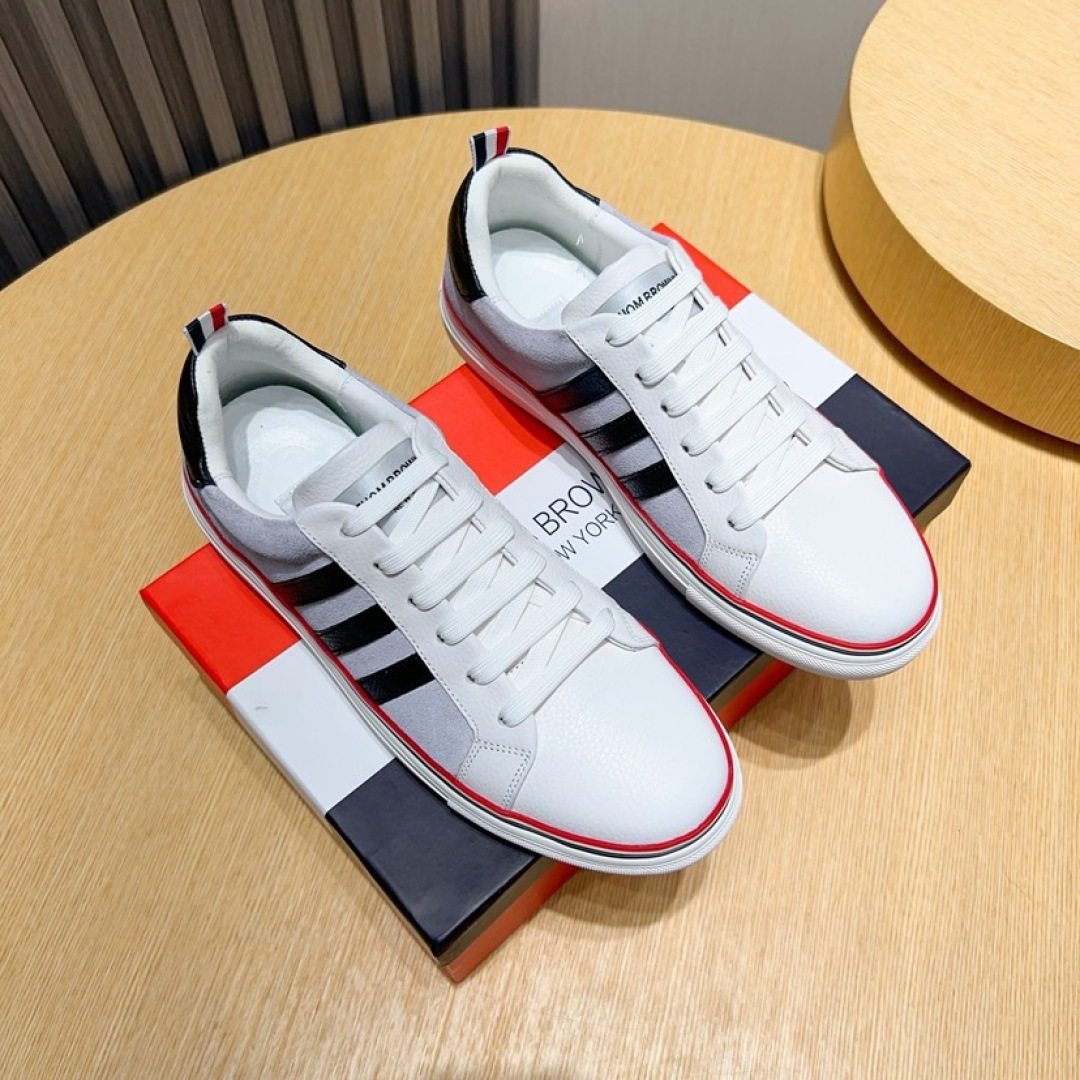 NO:828515,Real price [THOM BROWNE Tom Brown] Tom, a new brand with a devilish coolness, gives us a new choice for relaxation, fashion and personality this summer. TB white shoe storm. The upper is made of original first-layer cowhide leather and inner sheepskin. The original sole is made. The red, white and blue stripes of the webbing light up the brand elements. Code number: 38-44 (45 custom-made),,thom browne,cowhide,sheepskin19860909实价【THOM BROWNE 汤姆·布朗】 汤姆这个邪魅酷感的新锐品牌 让我们在这个夏天有了放松 时髦 个性的新选择 TB白鞋风暴.鞋面采用原版头层牛皮内里羊皮 原版鞋底制作 织带红白蓝3道杠杠点亮了品牌的元素 码数:38-44（45定做）,,thom browne,cowhide,sheepskin,Men's shoes