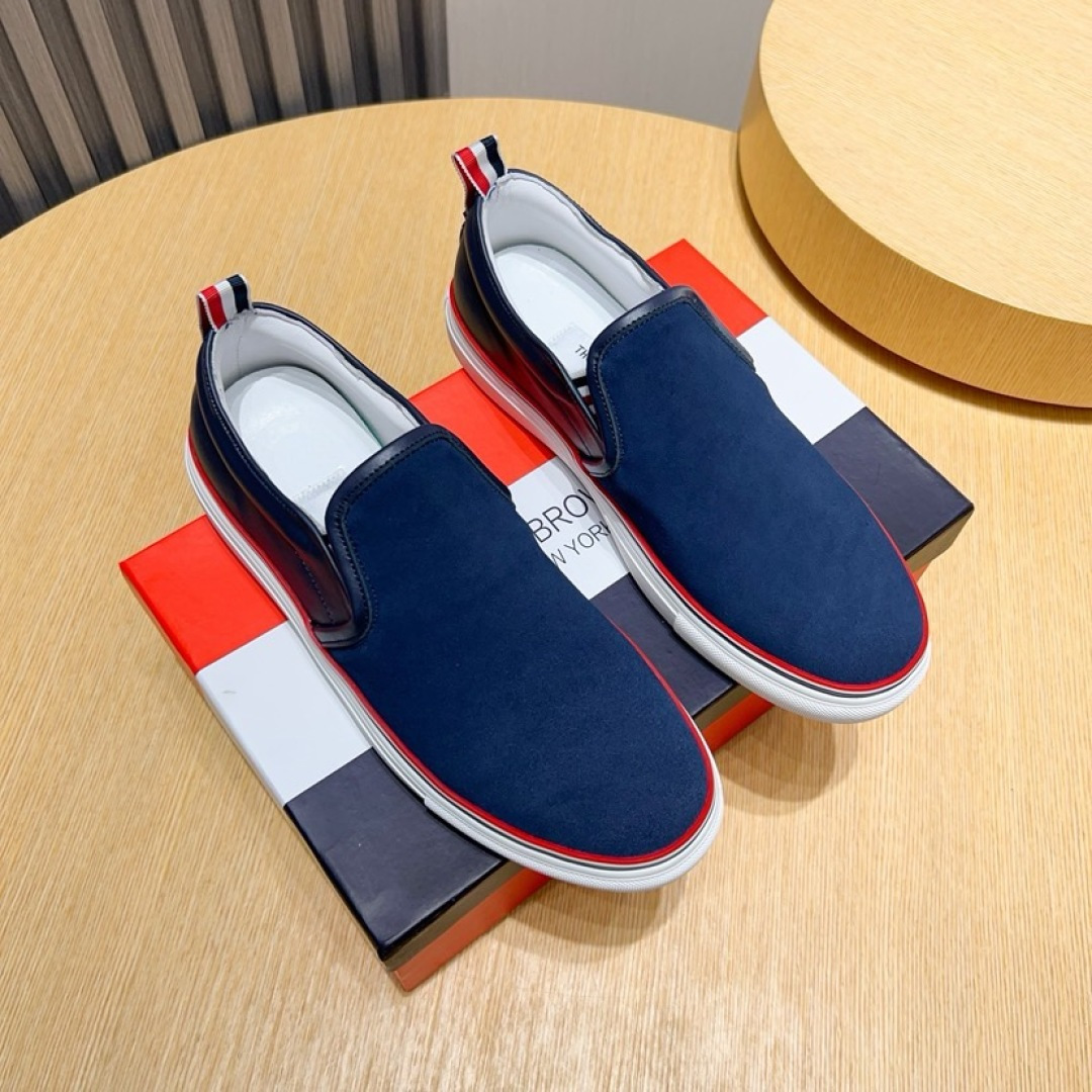 NO:828524,Actual price [THOM BROWNE] Tom, a new brand with a devilish coolness, has given us a relaxing, fashionable and personalized slip-on shoe storm this summer. The upper is made of original first-layer cowhide leather and inner sheepskin. The original sole is made. The red, white and blue stripes of the webbing light up the brand elements. Code number: 38-44 (45 custom-made),,thom browne,cowhide,sheepskin19860909实价【THOM BROWNE 汤姆·布朗】 汤姆这个邪魅酷感的新锐品牌 让我们在这个夏天有了放松 时髦 个性的套脚鞋风暴.鞋面采用原版头层牛皮内里羊皮 原版鞋底制作 织带红白蓝3道杠杠点亮了品牌的元素 码数:38-44（45定做）,,thom browne,cowhide,sheepskin,Men's shoes