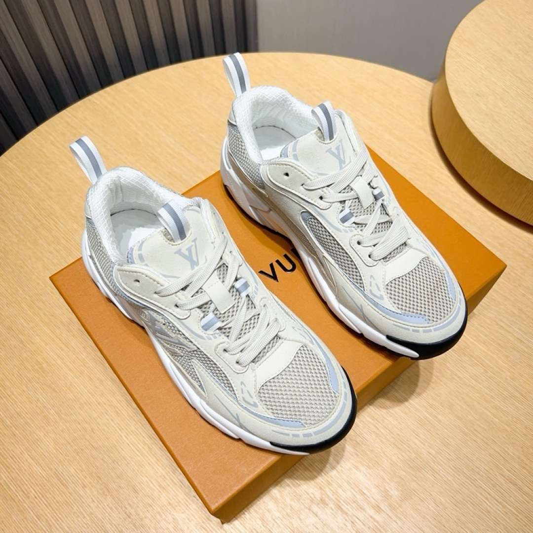 NO:833597,Actual price 'LV Louis Vuitton' top craftsmanship, official website sports shoes synchronization, very comfortable on the feet, fine workmanship, the upper is made of original breathable mesh, the side is decorated with the brand logo, the foot pads are made of polymeter micro-material and the original lining, the foot feels super comfortable. The original factory specially provides the original foam outsole. Goodyear stitched edges. Size 38-45 (45 customized, non-returnable),, louis vuitton, louis vuitton, sneakers19860909实价《LV 路易威登》顶级工艺品 ,官网运动鞋同步,上脚非常舒适 做工精细 鞋面原版透气网布制成,侧边饰有品牌logo标志,垫脚聚米微料加原版内里,脚感超舒适.原厂特供原版发泡大底.固特异缝合锁边.size38-45（45定做不退换）,,louis vuitton,louis vuitton,sneakers,Men's shoes