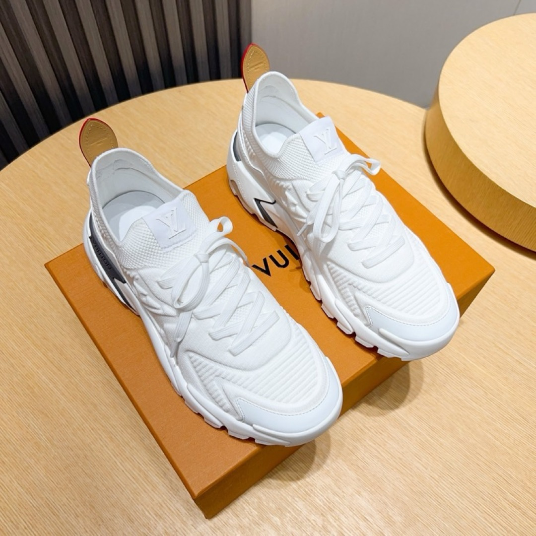NO:833580,Real-price 'LV Louis Vuitton' official website sports shoes are synchronized, very comfortable on the feet, fine workmanship, the upper is made of the original breathable fly woven, the side is decorated with the brand logo, the foot pads are made of polymeter micro-material and the original lining, the foot feels super comfortable. The original factory specially provides the original foam outsole. Goodyear stitched edges. Size 38-45 (45 customized, non-returnable),, louis vuitton, louis vuitton, sneakers19860909实价《LV 路易威登》官网运动鞋同步,上脚非常舒适 做工精细 鞋面原版透气飞织制成,侧边饰有品牌logo标志,垫脚聚米微料加原版内里,脚感超舒适.原厂特供原版发泡大底.固特异缝合锁边.size38-45（45定做不退换）,,louis vuitton,louis vuitton,sneakers,Men's shoes