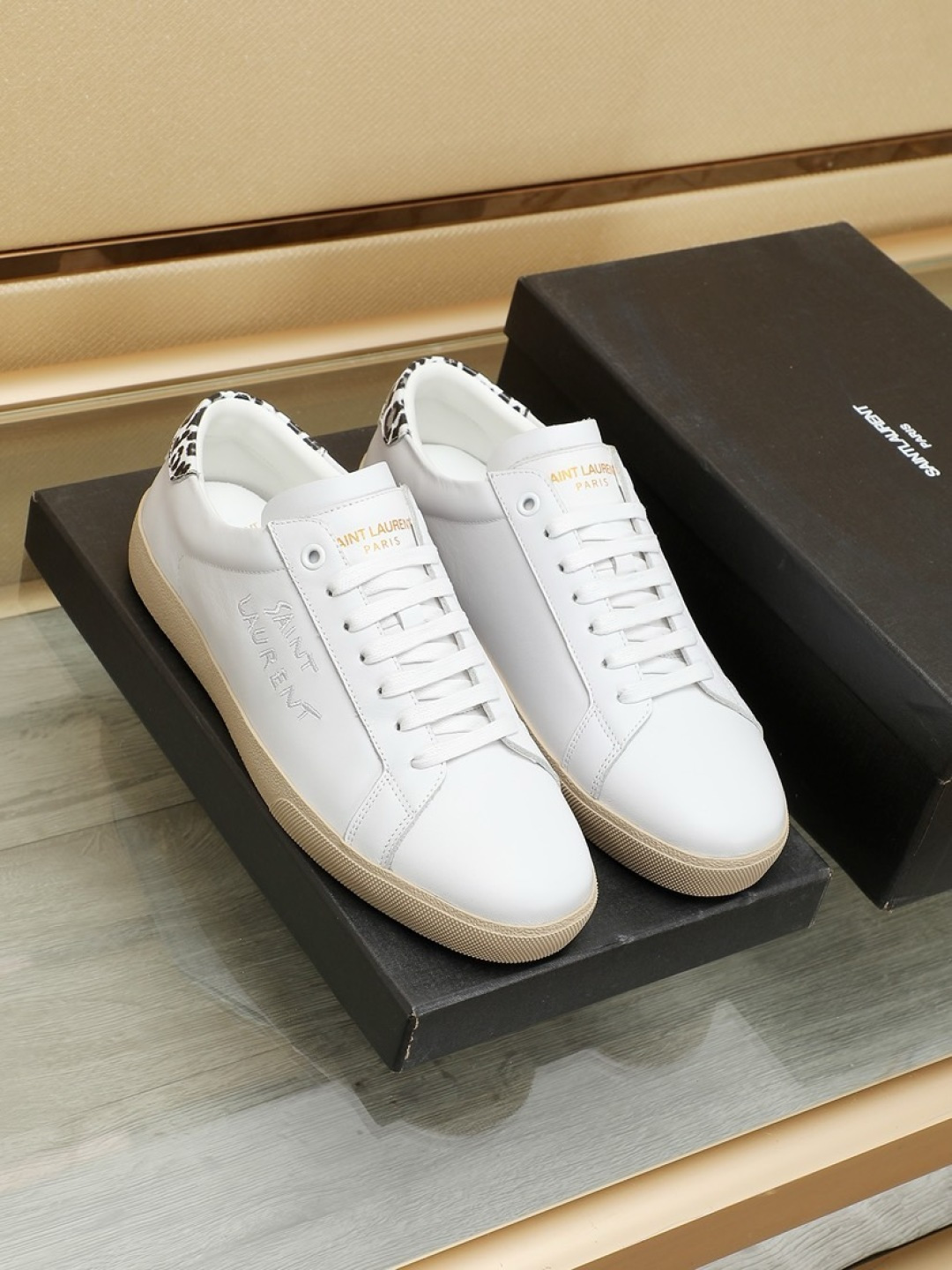 NO:834301,Saint Laurent, the best-selling model for couples, is the latest model for all seasons. The YSL side electro-embroidery LOGO is casual, versatile and fashionable. The classic and eye-catching design style is particularly beautiful on the feet. The vivid outline of shining stars and the light texture follow the bright sunshine. Take the fashionable and high-end route to see the different world outside. The shoe shape and workmanship are impeccable!  The material is made of Italian imported calfskin lining and water-dyed sheepskin for the feet. Size female 35-39 (female 40 41 customized) Size male 38-45!  ,,saint laurent,saint laurent,saint laurent,cowhide,sheepskin19860909实价情侣款Saint Laurent 圣罗兰热销款,四季同步最新款、YSL侧面电绣LOGO休闲百搭又时髦,经典耐看的设计风格 上脚效果特别美,闪亮的星星生动轮廓轻盈质感跟随明媚阳光.走时髦高端路线一起去看看外面不一样的世 ,鞋型和做工无可挑剔！材料采用意大利进口小牛皮内里 垫脚水染羊皮. Size女35-39（女40 41定做）Size男38-45！,,saint laurent,saint laurent,saint laurent,cowhide,sheepskin,Men's shoes