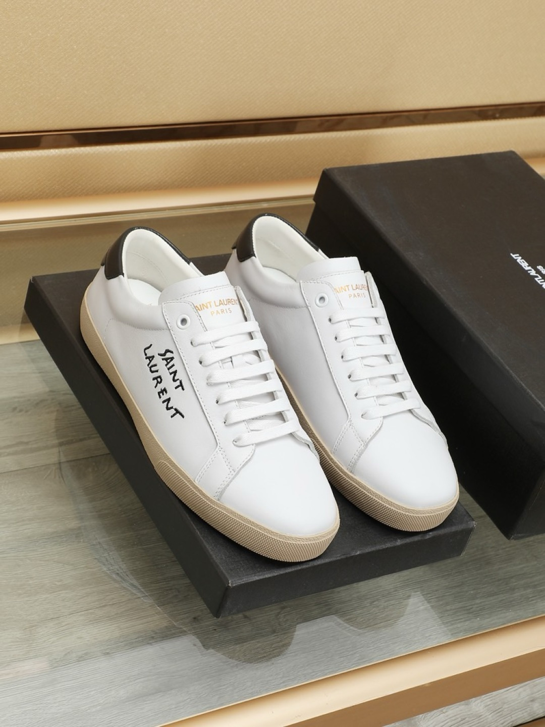 NO:834308,Saint Laurent, the best-selling model for couples, is the latest model for all seasons. The YSL side electro-embroidery LOGO is casual, versatile and fashionable. The classic and eye-catching design style is particularly beautiful on the feet. The vivid outline of shining stars and the light texture follow the bright sunshine. Take the fashionable and high-end route to see the different world outside. The shoe shape and workmanship are impeccable!  The material is imported calfskin lining from Italy and water-dyed sheepskin for the feet. Size female 35-39 (customized for female 40 41) Size male 38-45, saint laurent, saint laurent, saint laurent, cowhide, sheepskin19860909实价情侣款Saint Laurent 圣罗兰热销款,四季同步最新款、YSL侧面电绣LOGO休闲百搭又时髦,经典耐看的设计风格 上脚效果特别美,闪亮的星星生动轮廓轻盈质感跟随明媚阳光.走时髦高端路线一起去看看外面不一样的世 ,鞋型和做工无可挑剔！材料采用意大利进口小牛皮内里 垫脚水染羊皮. Size女35-39（女40 41定做）Size男38-45,,saint laurent,saint laurent,saint laurent,cowhide,sheepskin,Men's shoes