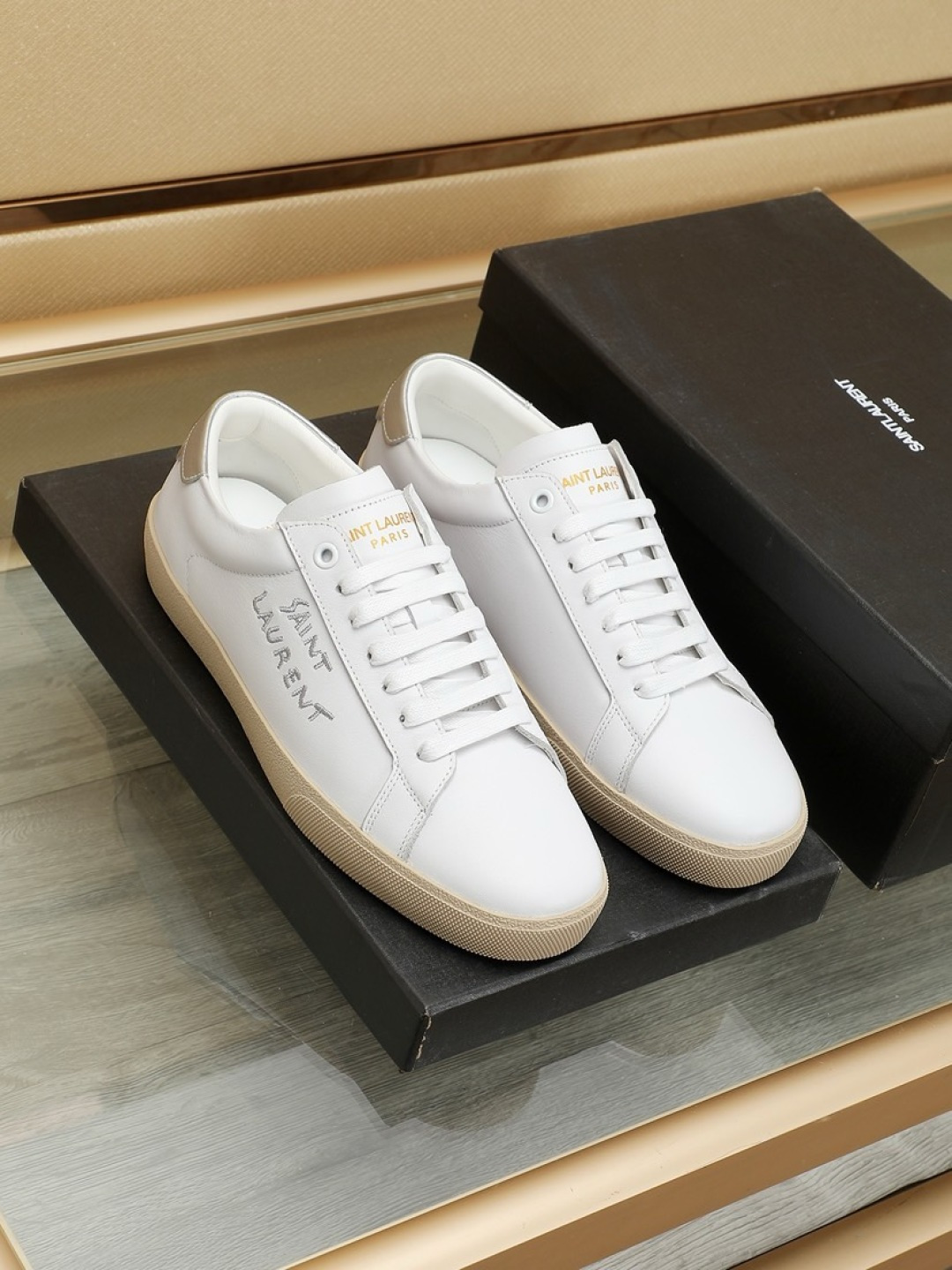 NO:834316,Saint Laurent, the best-selling model for couples, is the latest model for all seasons. The YSL side electro-embroidery LOGO is casual, versatile and fashionable. The classic and eye-catching design style is particularly beautiful on the feet. The vivid outline of shining stars and the light texture follow the bright sunshine. Take the fashionable and high-end route to see the different world outside. The shoe shape and workmanship are impeccable!  The material is made of Italian imported calfskin lining and water-dyed sheepskin for the feet. Size female 35-39 (female 40 41 customized) Size male 38-45!  ,,saint laurent,saint laurent,saint laurent,cowhide,sheepskin19860909实价情侣款Saint Laurent 圣罗兰热销款,四季同步最新款、YSL侧面电绣LOGO休闲百搭又时髦,经典耐看的设计风格 上脚效果特别美,闪亮的星星生动轮廓轻盈质感跟随明媚阳光.走时髦高端路线一起去看看外面不一样的世 ,鞋型和做工无可挑剔！材料采用意大利进口小牛皮内里 垫脚水染羊皮. Size女35-39（女40 41定做）Size男38-45！,,saint laurent,saint laurent,saint laurent,cowhide,sheepskin,Men's shoes