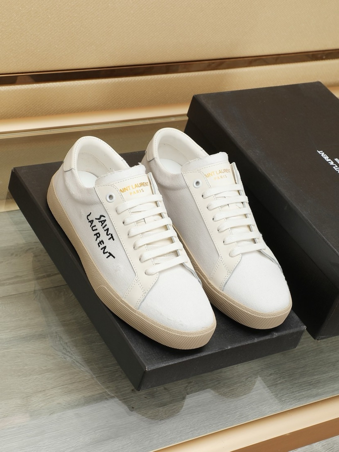 NO:834325,Saint Laurent, the best-selling model for couples, is the latest model for all seasons. The YSL side electro-embroidery LOGO is casual, versatile and fashionable. The classic and eye-catching design style is particularly beautiful on the feet. The vivid outline of shining stars and the light texture follow the bright sunshine. Take the fashionable and high-end route to see the different world outside. The shoe shape and workmanship are impeccable!  The material is imported calfskin lining from Italy, foot pads water-dyed sheepskin, size female 35-39 (female 40 41 customized) size male 38-45!  ,,saint laurent,saint laurent,saint laurent,cowhide,sheepskin19860909实价情侣款Saint Laurent 圣罗兰热销款,四季同步最新款、YSL侧面电绣LOGO休闲百搭又时髦,经典耐看的设计风格 上脚效果特别美,闪亮的星星生动轮廓轻盈质感跟随明媚阳光.走时髦高端路线一起去看看外面不一样的世 ,鞋型和做工无可挑剔！ 材料采用意大利进口小牛皮内里 垫脚水染羊皮 Size女35-39（女40 41定做）Size男38-45！,,saint laurent,saint laurent,saint laurent,cowhide,sheepskin,Men's shoes