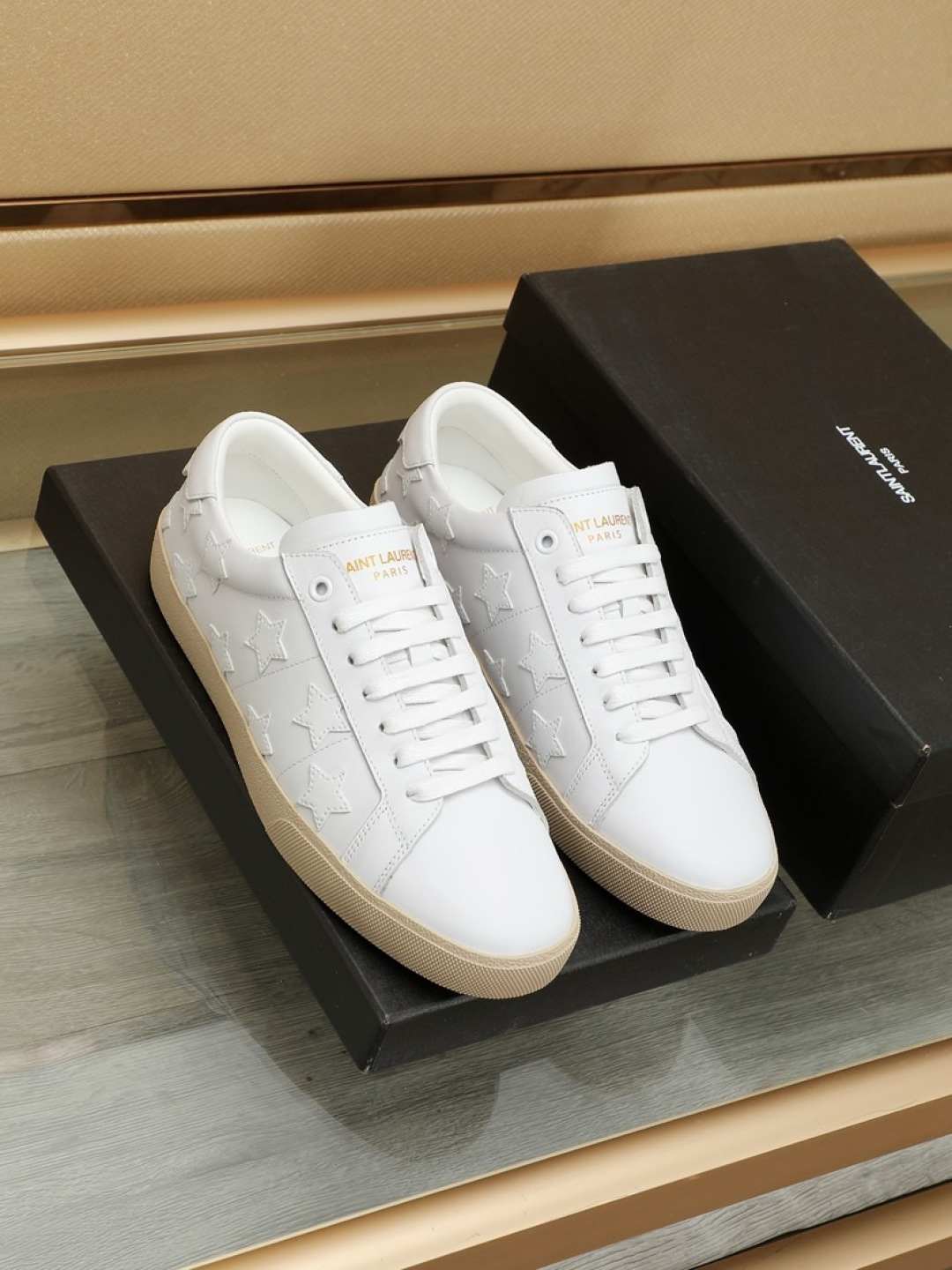 NO:834294,Saint Laurent, the best-selling model for couples, is the latest model for all seasons. The YSL side electro-embroidery LOGO is casual, versatile and fashionable. The classic and attractive design style is particularly beautiful on the feet. The shining stars are vivid and the light texture follows the bright sunshine. Take the fashionable and high-end route to see the different world outside. The shoe shape and workmanship are impeccable. The material is imported from Italy. Calf leather lining, foot pads, water-dyed sheepskin. Size female 35-39 (female 40)  41 Customized) Size male 38-45!  ,,saint laurent,saint laurent,saint laurent,cowhide,sheepskin19860909实价情侣款Saint Laurent 圣罗兰热销款,四季同步最新款、YSL侧面电绣LOGO休闲百搭又时髦,经典耐看的设计风格 上脚效果特别美,闪亮的星星生动轮廓轻盈质感跟随明媚阳光.走时髦高端路线一起去看看外面不一样的世 ,鞋型和做工无可挑剔材料采用意大利进口小牛皮内里 垫脚水染羊皮 Size女35-39（女40 41定做）Size男38-45！,,saint laurent,saint laurent,saint laurent,cowhide,sheepskin,Men's shoes