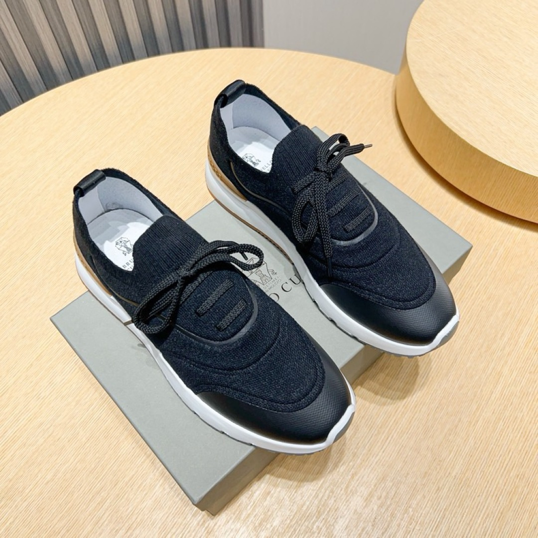 NO:853910,Real price Brunello Cucinelli spring and summer new models are shipped, abbreviated as BC. This brand is the world's top luxury brand from Italy. It is known as the 'king of cashmere' and 'the world's real luxury goods' with low-key luxury. The top-quality original fly-woven upper. The fly-woven inner lining is comfortable, breathable and non-suffocating, does not fade or slip. It is environmentally friendly and harmless. The T+ outsole is one-piece, clean and does not peel off. The texture is overwhelming and visible luxury packaging.  Size 38-44 (45 customized), brunello cucinelli19860909实价Brunello Cucinelli 春夏新款出货 简称BC 此品牌来自意大利的世界顶级奢侈品牌,被誉为低调奢华的 “山羊绒之王” 和 “界真正的奢侈品”.顶级原版飞织鞋面.飞织一体内里,上脚舒服透气不闷脚,不掉色,不打滑,环保无害T+大底一体成型,干净不开胶.质感爆棚 看得见的奢华 包装 尺码38-44（45定做）,,brunello cucinelli,Men's shoes