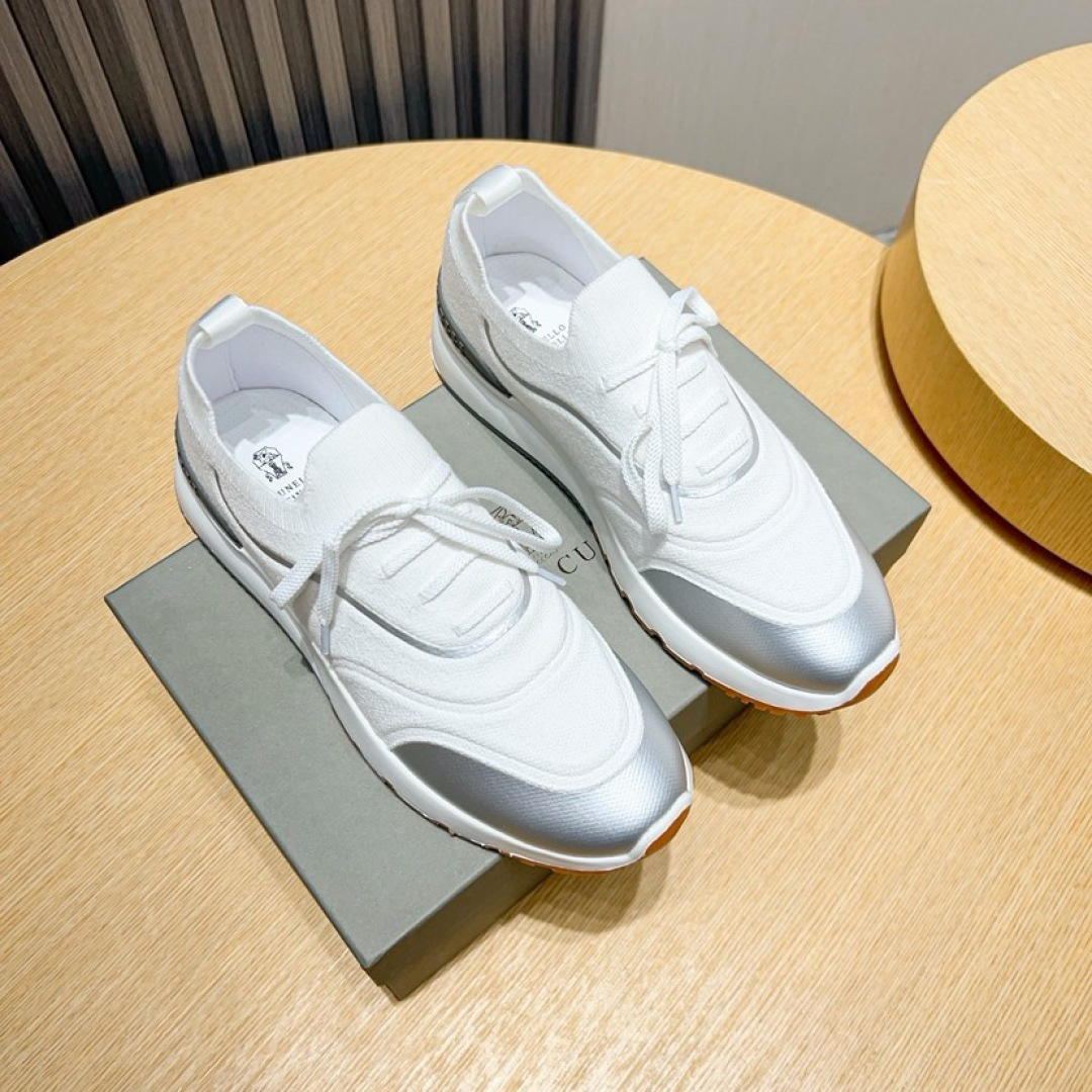 NO:853924,Real price Brunello Cucinelli spring and summer new models are shipped, abbreviated as BC. This brand is the world's top luxury brand from Italy. It is known as the 'king of cashmere' and 'the world's real luxury goods' with low-key luxury. The top-quality original fly-woven upper. The fly-woven inner lining is comfortable, breathable and non-suffocating, does not fade or slip. It is environmentally friendly and harmless. The T+ outsole is one-piece, clean and does not peel off. The texture is overwhelming and visible luxury packaging.  Size 38-44 (45 customized), brunello cucinelli19860909实价Brunello Cucinelli 春夏新款出货 简称BC 此品牌来自意大利的世界顶级奢侈品牌,被誉为低调奢华的 “山羊绒之王” 和 “界真正的奢侈品”.顶级原版飞织鞋面.飞织一体内里,上脚舒服透气不闷脚,不掉色,不打滑,环保无害T+大底一体成型,干净不开胶.质感爆棚 看得见的奢华 包装 尺码38-44（45定做）,,brunello cucinelli,Men's shoes