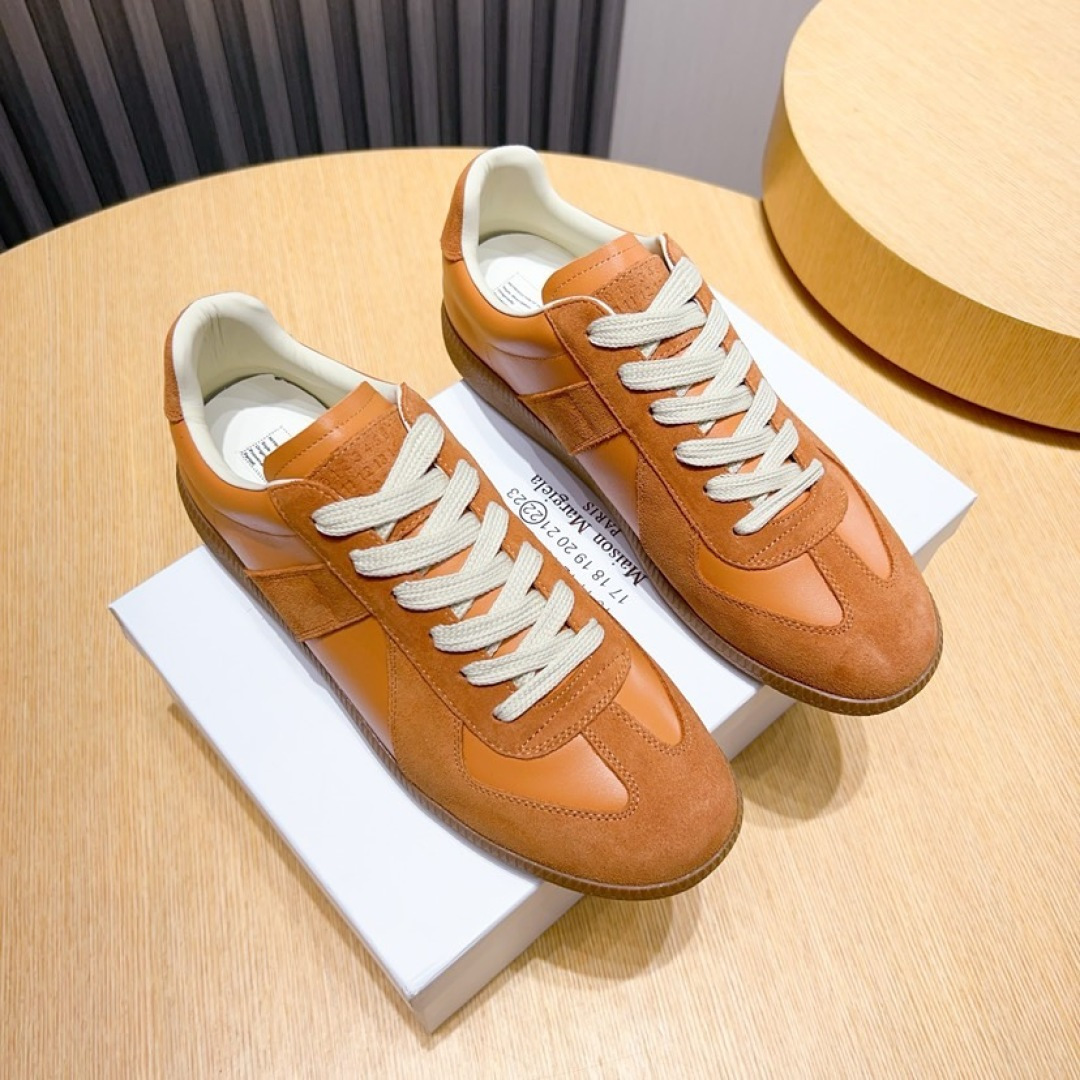 NO:854466,Real-price Margiela training shoes [maison margiela] classic German new shoes, the first brand to bring moral training shoes into fashionable shoes, the classic layout shape will last forever, high-style fashion babies have always favored it, and the style will never break!  If you scroll through Instagram and Xiaohongshu, you will find that almost all big-name celebrity bloggers have demonstrated this pair of shoes, a classic that will never fade!  The upper is made of cowhide, with thick platform TPU soles and breathable sheepskin lining for the feet, which is super soft and comfortable on the feet!  Size female size 35--40, male size 38--44 (45 46 47 customized), masion margiela, cowhide, sheepskin19860909实价马吉拉德训鞋【maison margiela】经典德军新款鞋,最早把德训鞋带入时尚鞋履的品牌,经典的版面造型,历久弥新,高格调时尚宝宝一直对它青睐有加,不会断的款式！ 翻一番ins 和小红书,你会发现几乎所有大牌明星博主都示范过这双鞋,永不褪色的经典作品！ 鞋面头层牛皮打造,松糕厚底tpu鞋底,内里垫脚透气羊皮,上脚超柔软舒适！size女码35--40 男码38--44（ 45 46 47定做）,,masion margiela,cowhide,sheepskin,Men's shoes