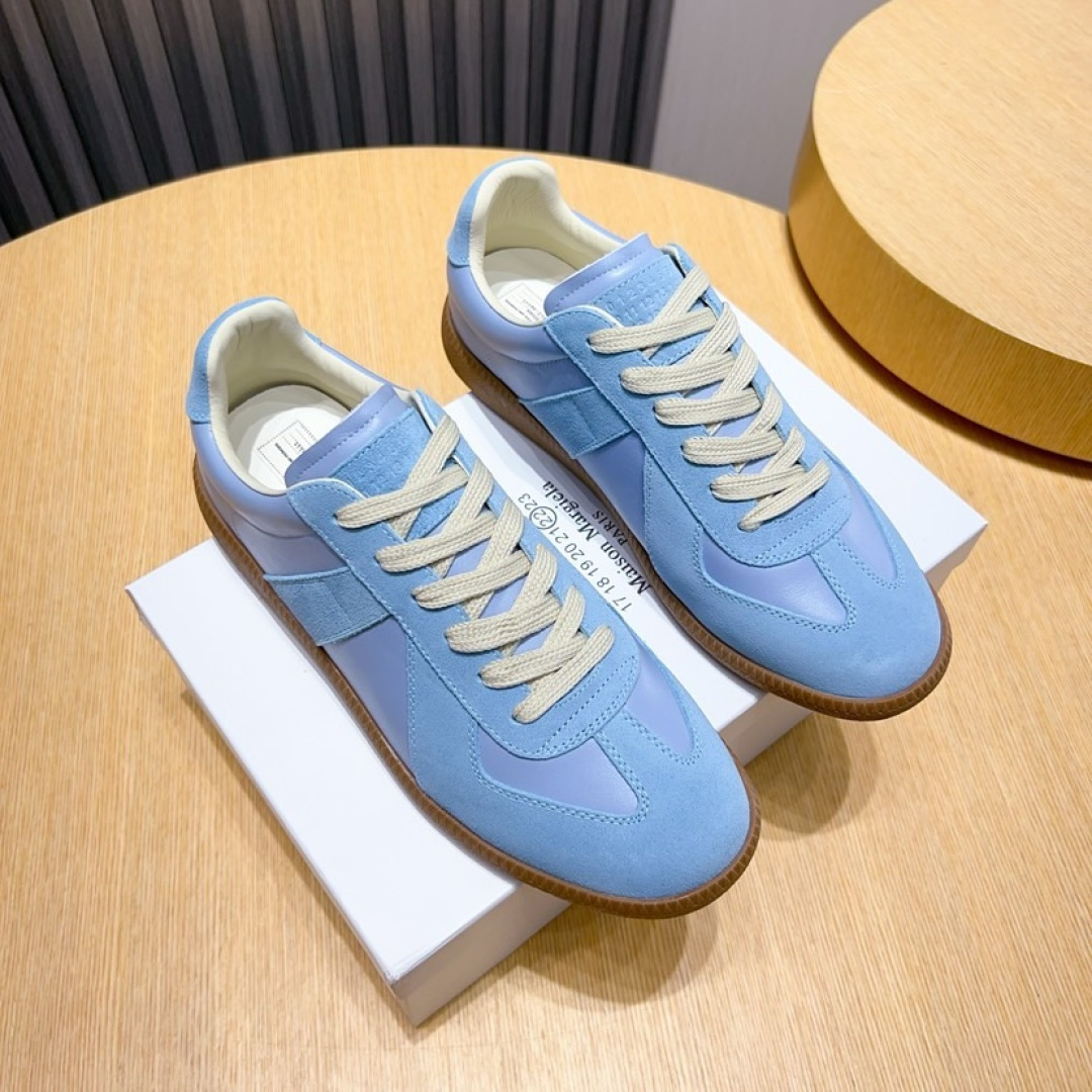 NO:854474,Real-priced Maison Margiela training shoes [maison margiela] MM6 classic German new shoes, the first brand to bring moral training shoes into fashionable shoes. The classic layout shape is timeless. High-style fashion babies have always favored it, and it is an uninterrupted style!  If you scroll through Instagram and Xiaohongshu, you will find that almost all big-name celebrity bloggers have demonstrated this pair of shoes, a classic that will never fade!  The upper is made of cowhide, with thick platform TPU soles and breathable sheepskin lining for the feet, which is super soft and comfortable on the feet!  Size female size 35--40, male size 38--44 (45 46 47 customized), masion margiela, masion margiela, cowhide, sheepskin19860909实价马吉拉德训鞋【maison margiela】MM6经典德军新款鞋,最早把德训鞋带入时尚鞋履的品牌,经典的版面造型,历久弥新,高格调时尚宝宝一直对它青睐有加,不会断的款式！ 翻一番ins 和小红书,你会发现几乎所有大牌明星博主都示范过这双鞋,永不褪色的经典作品！ 鞋面头层牛皮打造,松糕厚底tpu鞋底,内里垫脚透气羊皮,上脚超柔软舒适！size女码35--40 男码38--44（ 45 46 47定做）,,masion margiela,masion margiela,cowhide,sheepskin,Men's shoes