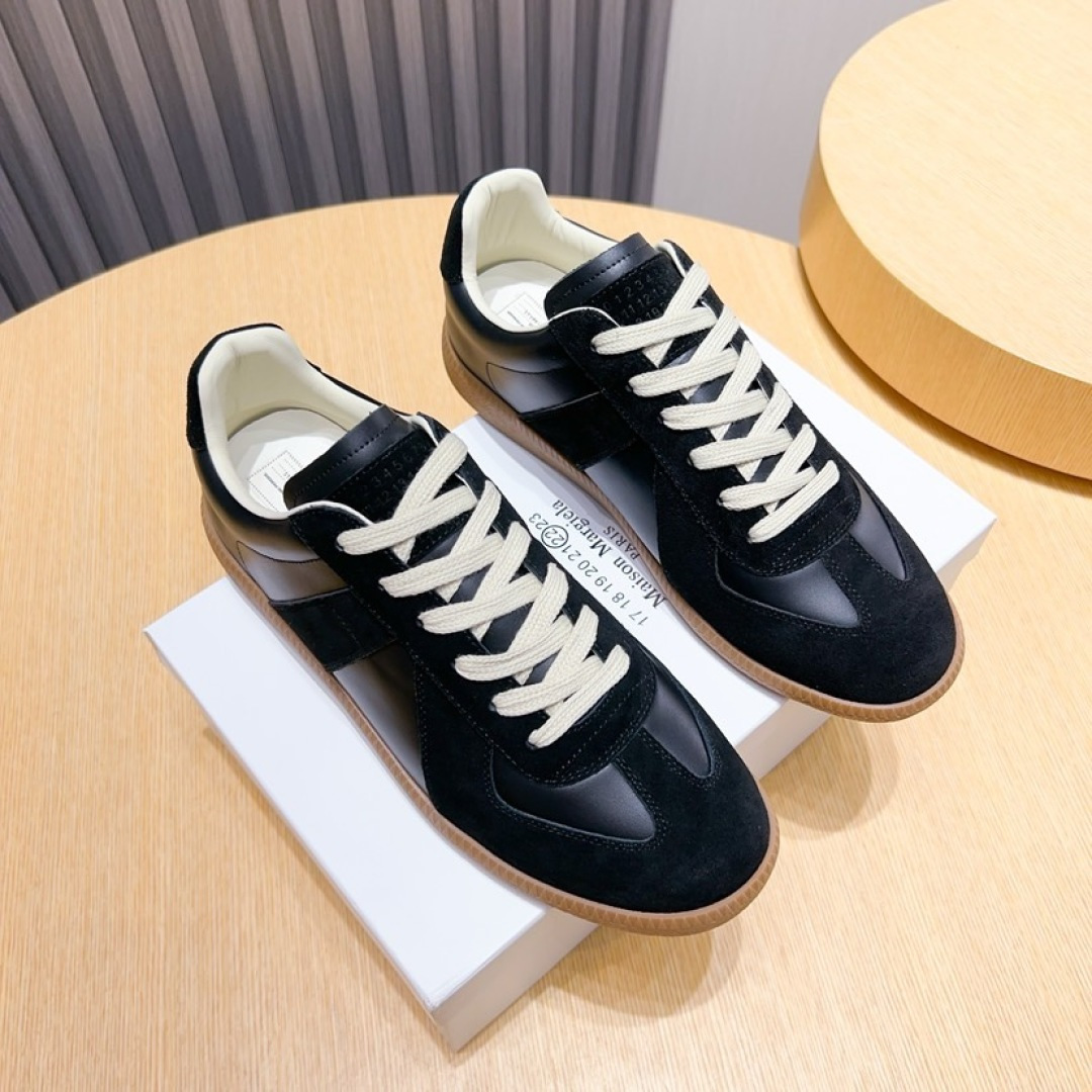 NO:854484,Real-price Margiela training shoes [maison margiela] classic German new shoes, the first brand to bring moral training shoes into fashionable shoes, the classic layout shape will last forever, high-style fashion babies have always favored it, and the style will never break!  If you scroll through Instagram and Xiaohongshu, you will find that almost all big-name celebrity bloggers have demonstrated this pair of shoes, a classic that will never fade!  The upper is made of cowhide, with thick platform TPU soles and breathable sheepskin lining for the feet, which is super soft and comfortable on the feet!  Size female size 35--40, male size 38--44 (45 46 47 customized), masion margiela, cowhide, sheepskin19860909实价马吉拉德训鞋【maison margiela】经典德军新款鞋,最早把德训鞋带入时尚鞋履的品牌,经典的版面造型,历久弥新,高格调时尚宝宝一直对它青睐有加,不会断的款式！ 翻一番ins 和小红书,你会发现几乎所有大牌明星博主都示范过这双鞋,永不褪色的经典作品！ 鞋面头层牛皮打造,松糕厚底tpu鞋底,内里垫脚透气羊皮,上脚超柔软舒适！size女码35--40 男码38--44（ 45 46 47定做）,,masion margiela,cowhide,sheepskin,Men's shoes