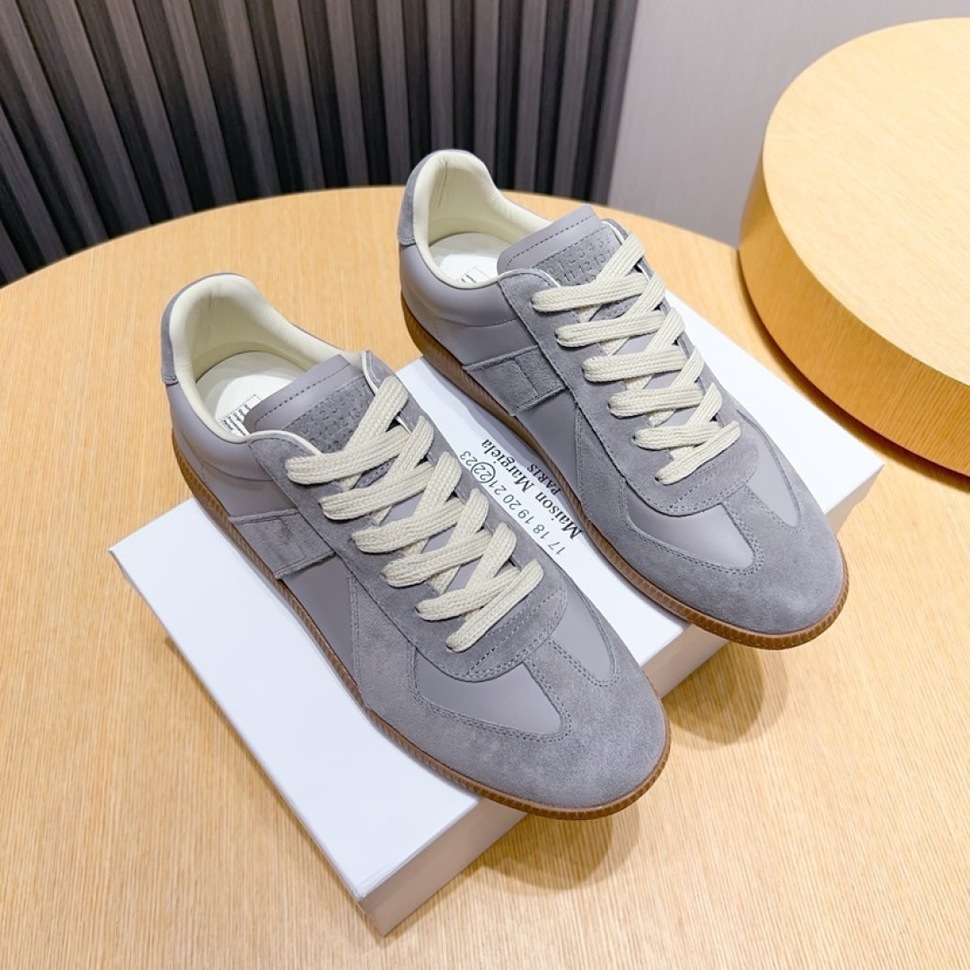 NO:854397,Real-price Margiela training shoes [maison margiela] classic German new shoes, the first brand to bring moral training shoes into fashionable shoes, the classic layout shape will last forever, high-style fashion babies have always favored it, and the style will never break!  If you scroll through Instagram and Xiaohongshu, you will find that almost all big-name celebrity bloggers have demonstrated this pair of shoes, a classic that will never fade!  The upper is made of cowhide, with thick platform TPU soles and breathable sheepskin lining for the feet, which is super soft and comfortable on the feet!  Size women's size 35--40 men's size 38--44 (45 46 47 customized, masion margiela, cowhide, sheepskin19860909实价马吉拉德训鞋【maison margiela】经典德军新款鞋,最早把德训鞋带入时尚鞋履的品牌,经典的版面造型,历久弥新,高格调时尚宝宝一直对它青睐有加,不会断的款式！ 翻一番ins 和小红书,你会发现几乎所有大牌明星博主都示范过这双鞋,永不褪色的经典作品！ 鞋面头层牛皮打造,松糕厚底tpu鞋底,内里垫脚透气羊皮,上脚超柔软舒适！size女码35--40 男码38--44（ 45 46 47定做,,masion margiela,cowhide,sheepskin,Men's shoes