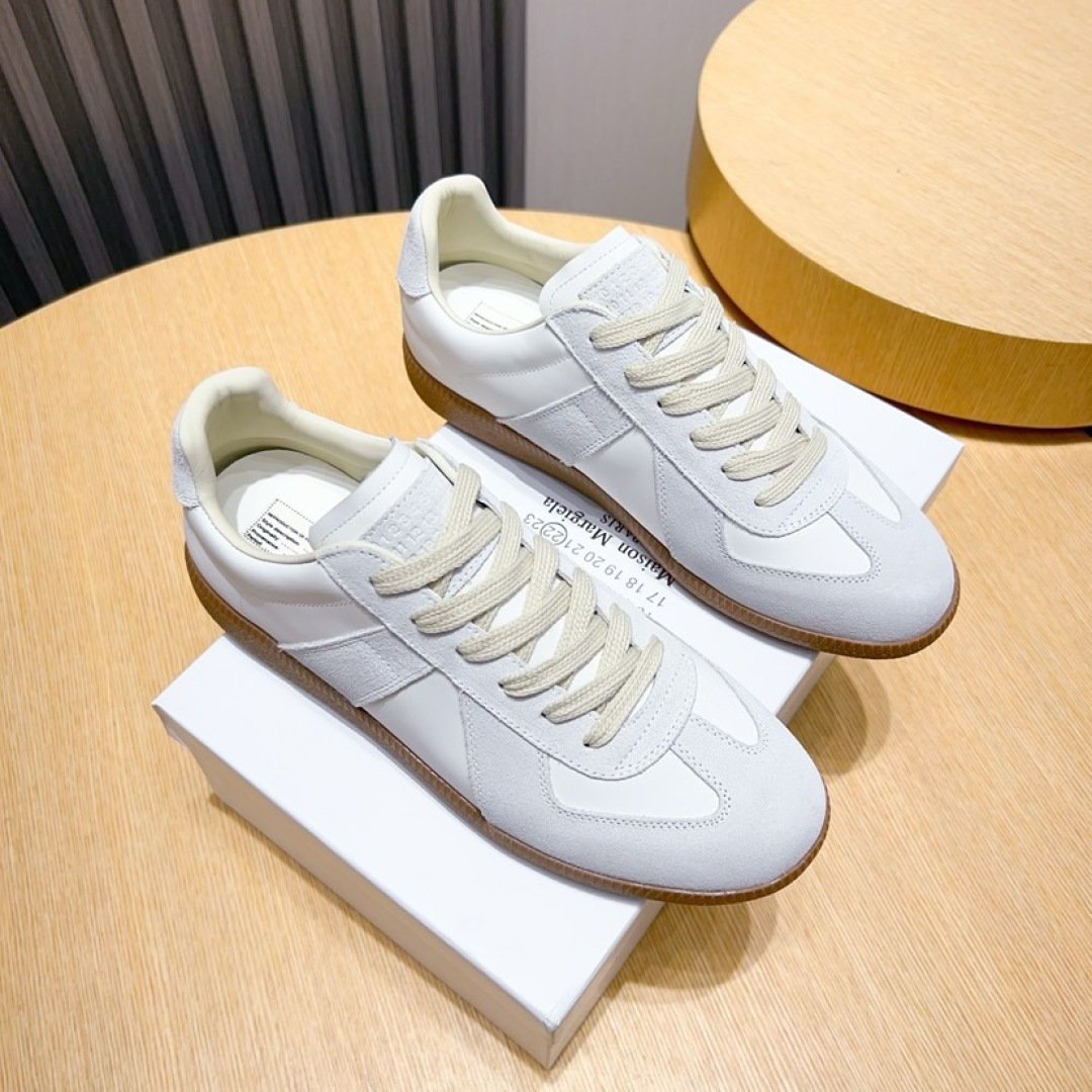NO:854408,Real-price Margiela training shoes [maison margiela] classic German new shoes, the first brand to bring moral training shoes into fashionable shoes, the classic layout shape will last forever, high-style fashion babies have always favored it, and the style will never break!  If you scroll through Instagram and Xiaohongshu, you will find that almost all big-name celebrity bloggers have demonstrated this pair of shoes, a classic that will never fade!  The upper is made of cowhide, with thick platform TPU soles and breathable sheepskin lining for the feet, which is super soft and comfortable on the feet!  Size female size 35--40, male size 38--44 (45 46 47 customized), masion margiela, cowhide, sheepskin19860909实价马吉拉德训鞋【maison margiela】经典德军新款鞋,最早把德训鞋带入时尚鞋履的品牌,经典的版面造型,历久弥新,高格调时尚宝宝一直对它青睐有加,不会断的款式！ 翻一番ins 和小红书,你会发现几乎所有大牌明星博主都示范过这双鞋,永不褪色的经典作品！ 鞋面头层牛皮打造,松糕厚底tpu鞋底,内里垫脚透气羊皮,上脚超柔软舒适！size女码35--40 男码38--44（ 45 46 47定做）,,masion margiela,cowhide,sheepskin,Men's shoes