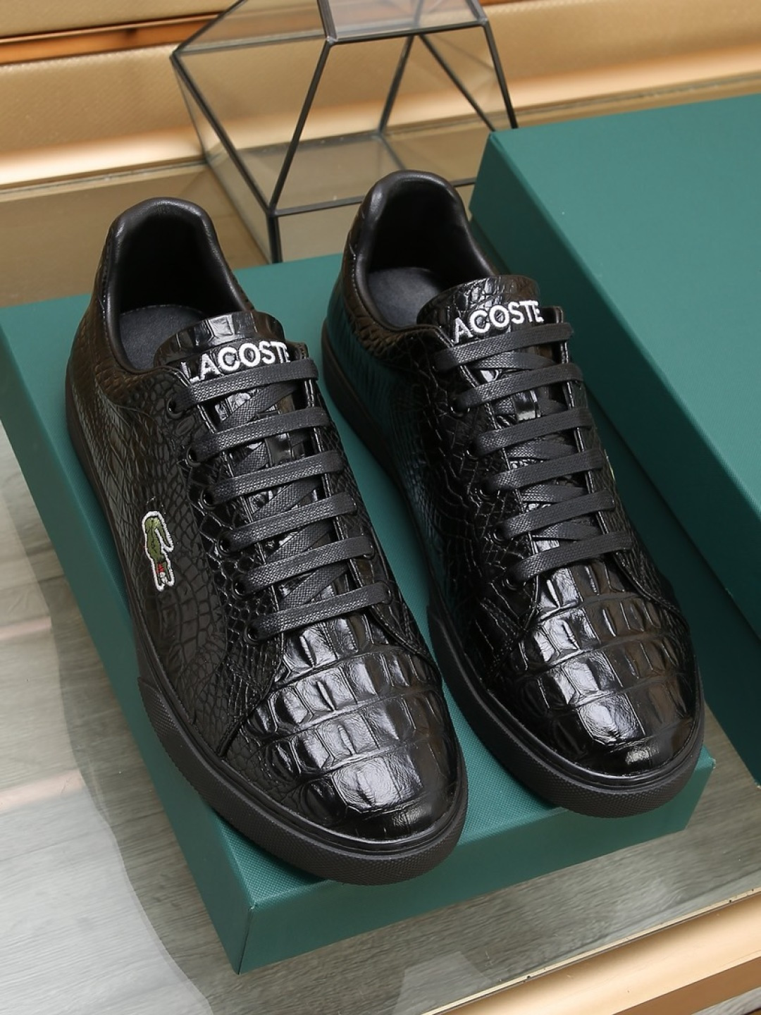 NO:886314,Real price [LACOSTE crocodile] original classic casual shoes. This model is the official flagship model. It has high quality and is made by famous original factory designers. It is made of original crocodile pattern cowhide and comfortable sheepskin lining. The perfect last shape and generous and fashionable design have attracted many consumers. It is suitable for drivers to drive in sizes 38--44.,,cowhide,sheepskin19860909实价【LACOSTE鳄鱼】原版经典款休闲鞋本款是官方主打经典款,质量,原厂名师制作,采用原版鳄鱼纹牛皮舒适羊皮内里.完美楦型,大方时尚的设计,吸引了众多消费者的追捧,适合司机驾车行驶 码数38--44.,,cowhide,sheepskin,Men's shoes
